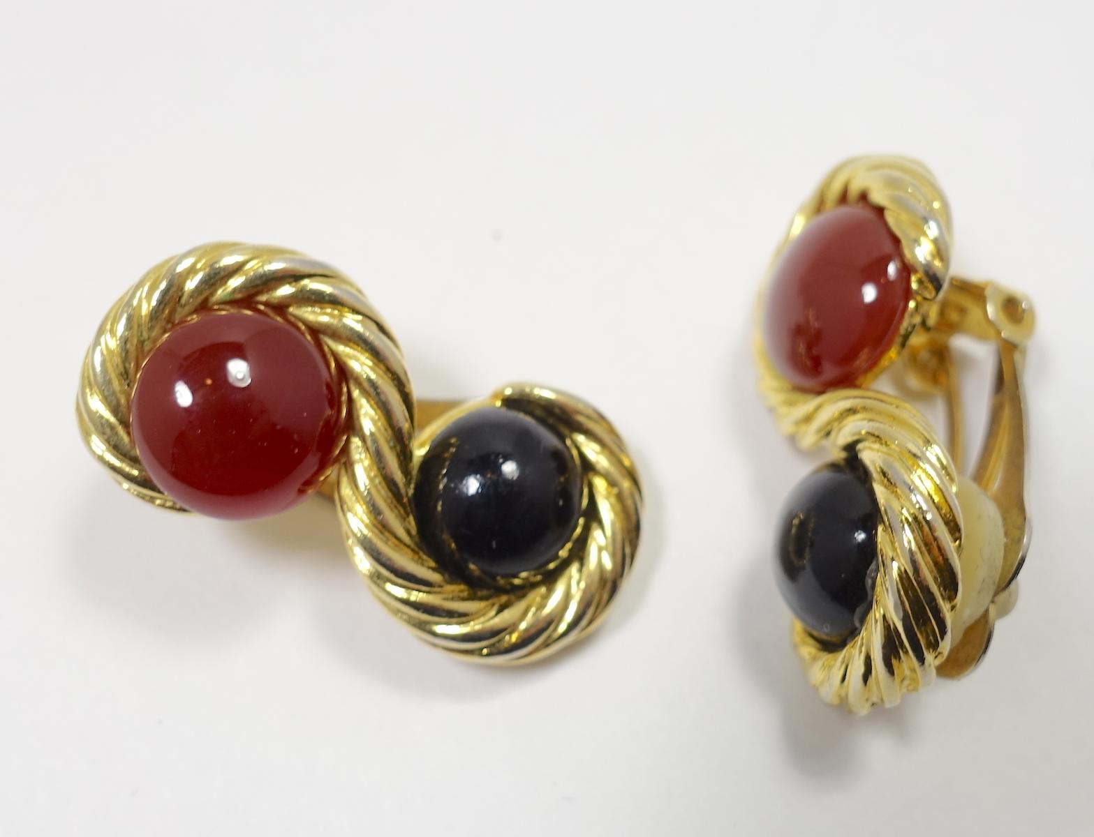 Vintage Faux Carnelian & Blue Stone Gold Tone Earrings In Good Condition For Sale In New York, NY