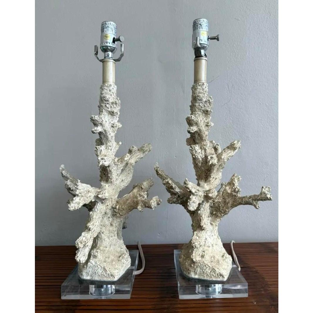 Americano Lampade con rami di corallo finto d'epoca su base di lucite - una coppia in vendita