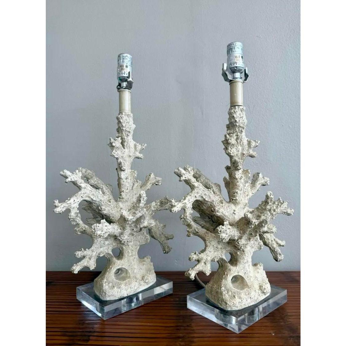 Lampade con rami di corallo finto d'epoca su base di lucite - una coppia In condizioni buone in vendita a West Palm Beach, FL