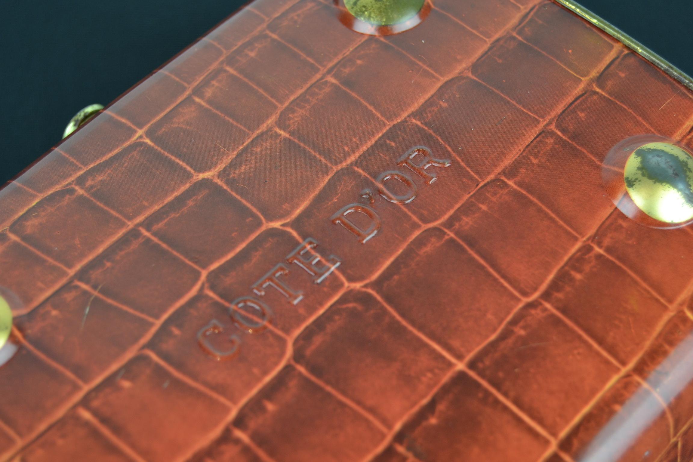 Boîte vintage en fausse étain de crocodile pour Cote D'or Chocolate en vente 8