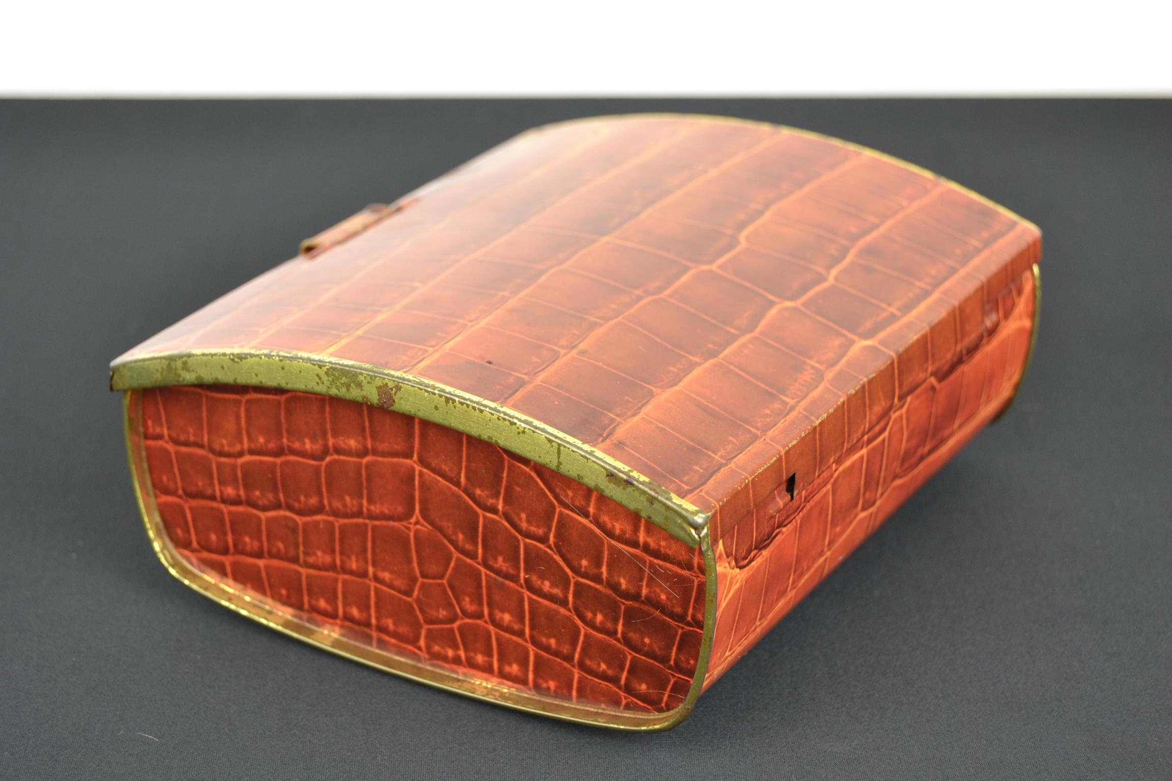 Vintage Faux Croc Tin Box for Cote D'or Chocolate In Good Condition For Sale In Antwerp, BE