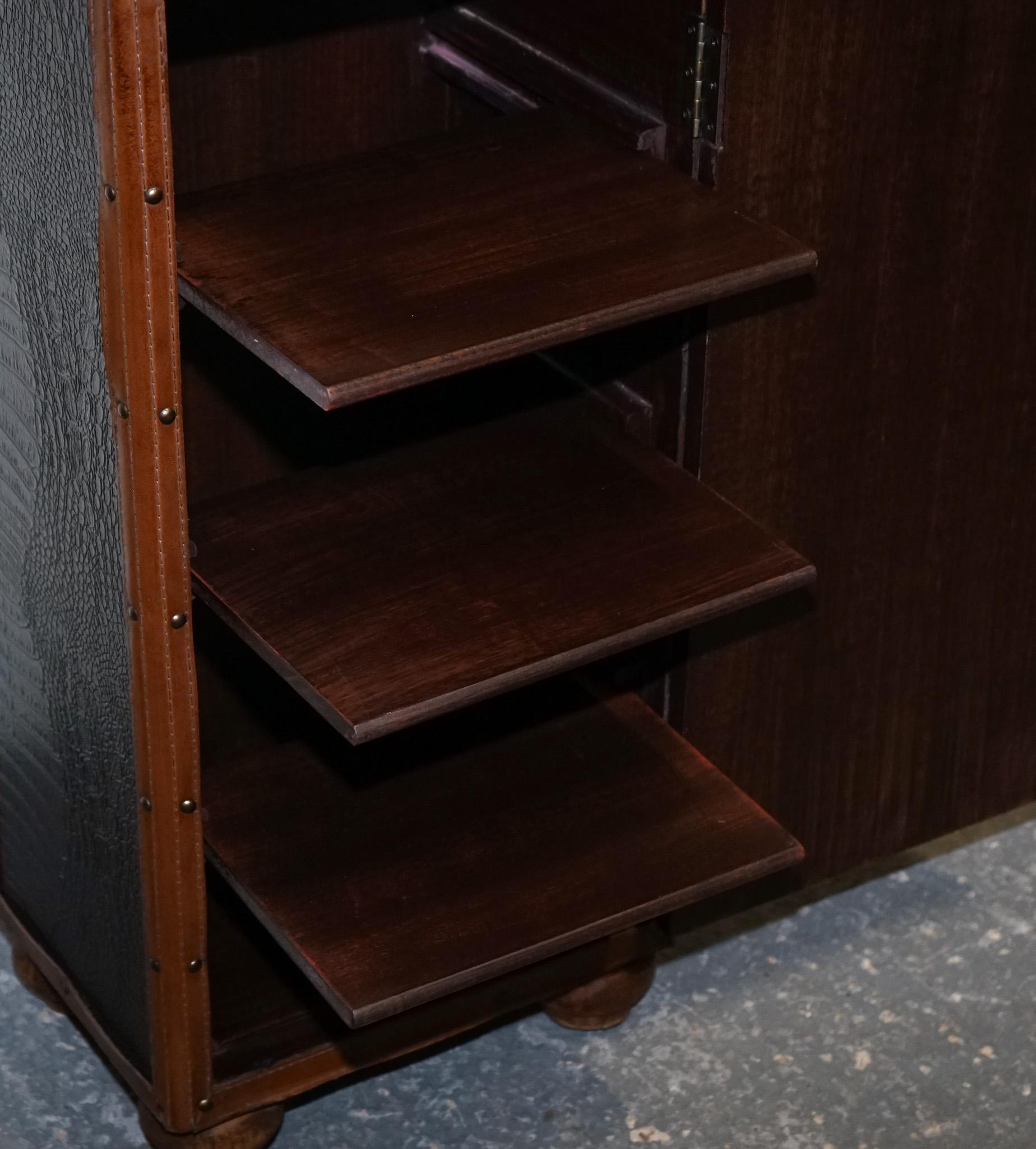 VINTAGE FAUX CROCODILE CUIR MARRON SUiTECASE TRUNK CUPBOARD POIGNEE CUIR en vente 3