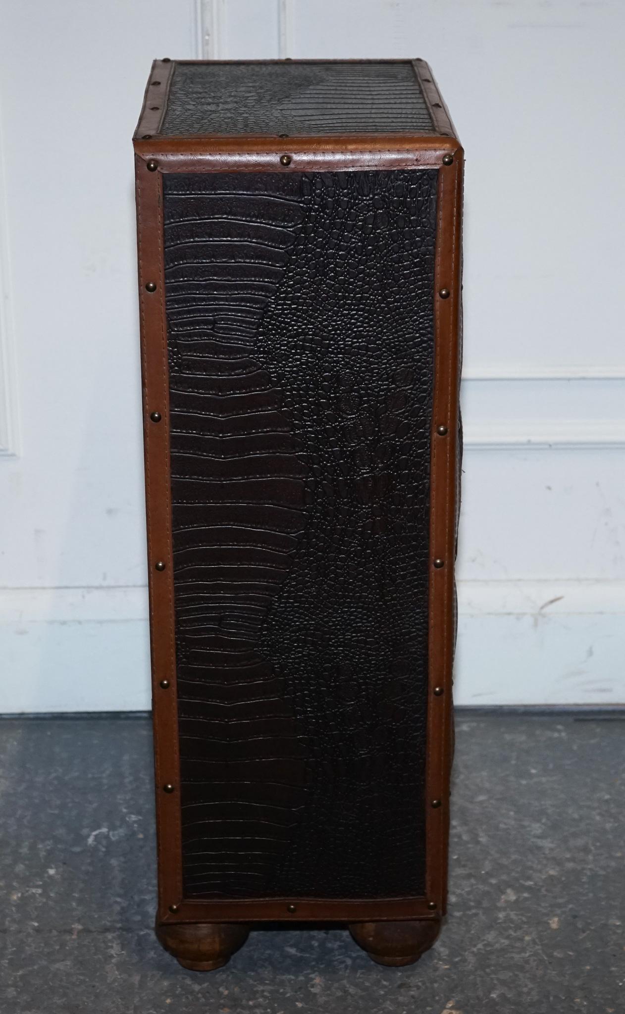 VINTAGE FAUX CROCODILE CUIR MARRON SUiTECASE TRUNK CUPBOARD POIGNEE CUIR en vente 5