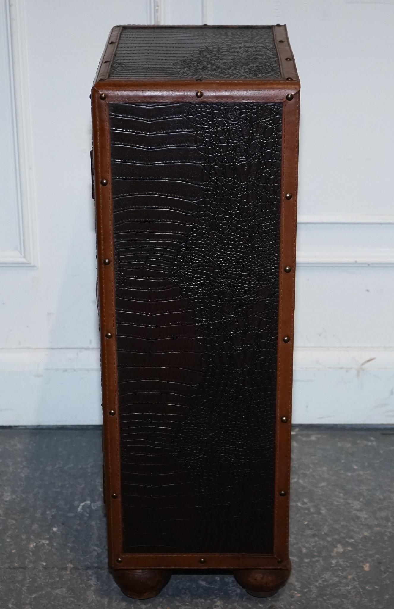 VINTAGE FAUX CROCODILE CUIR MARRON SUiTECASE TRUNK CUPBOARD POIGNEE CUIR en vente 6