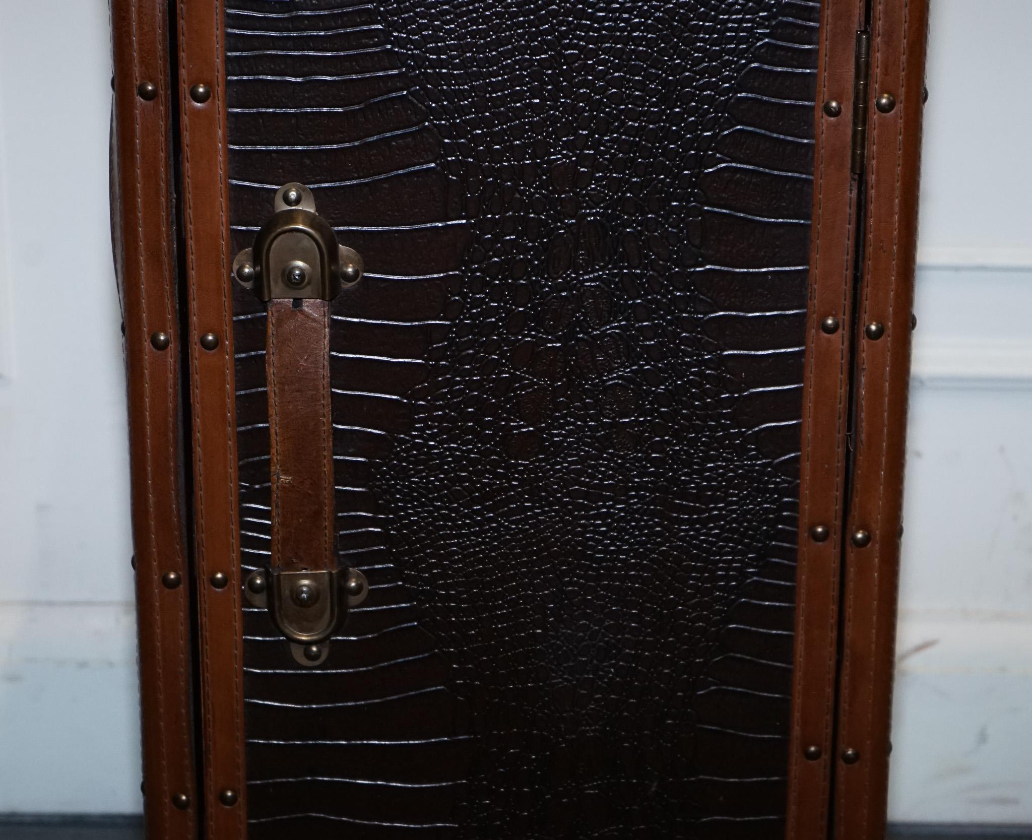 VINTAGE FAUX CROCODILE CUIR MARRON SUiTECASE TRUNK CUPBOARD POIGNEE CUIR en vente 7