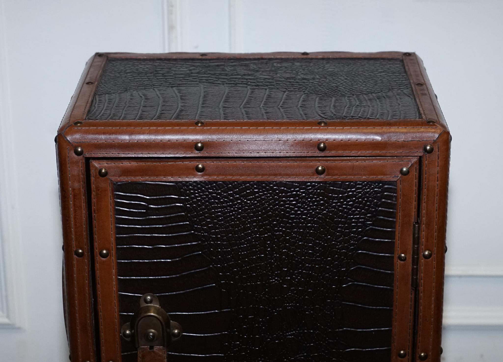 VINTAGE FAUX CROCODILE CUIR MARRON SUiTECASE TRUNK CUPBOARD POIGNEE CUIR en vente 8