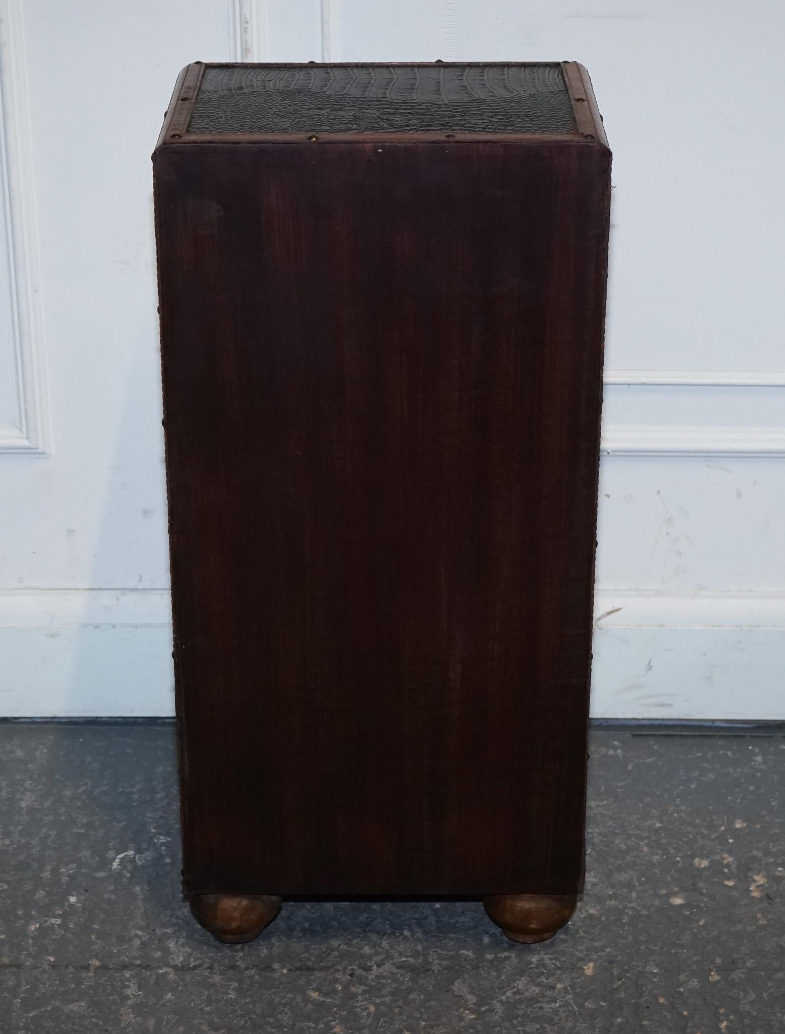 VINTAGE FAUX CROCODILE CUIR MARRON SUiTECASE TRUNK CUPBOARD POIGNEE CUIR en vente 9