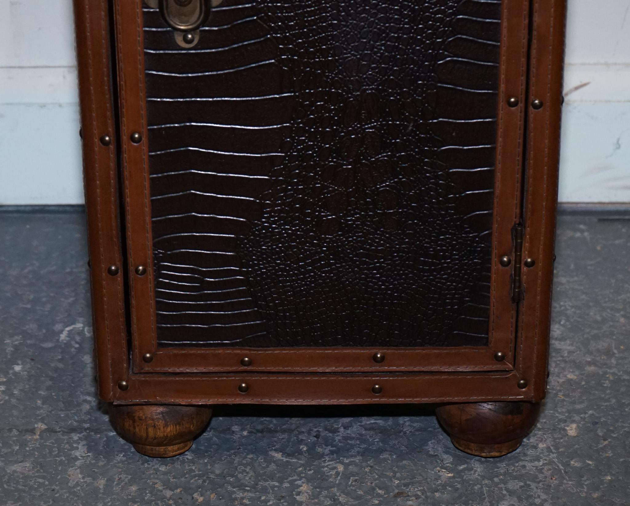 Britannique VINTAGE FAUX CROCODILE CUIR MARRON SUiTECASE TRUNK CUPBOARD POIGNEE CUIR en vente