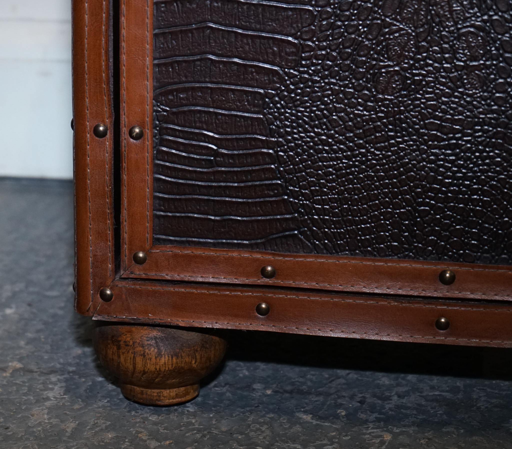 Fait main VINTAGE FAUX CROCODILE CUIR MARRON SUiTECASE TRUNK CUPBOARD POIGNEE CUIR en vente
