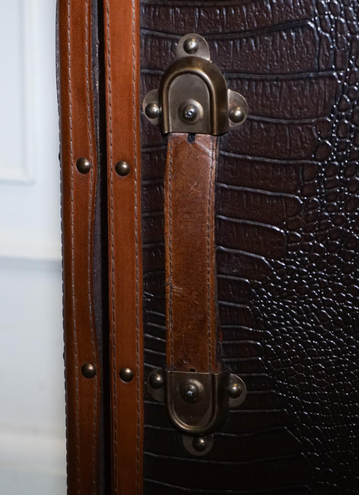 VINTAGE FAUX CROCODILE CUIR MARRON SUiTECASE TRUNK CUPBOARD POIGNEE CUIR Bon état - En vente à Pulborough, GB