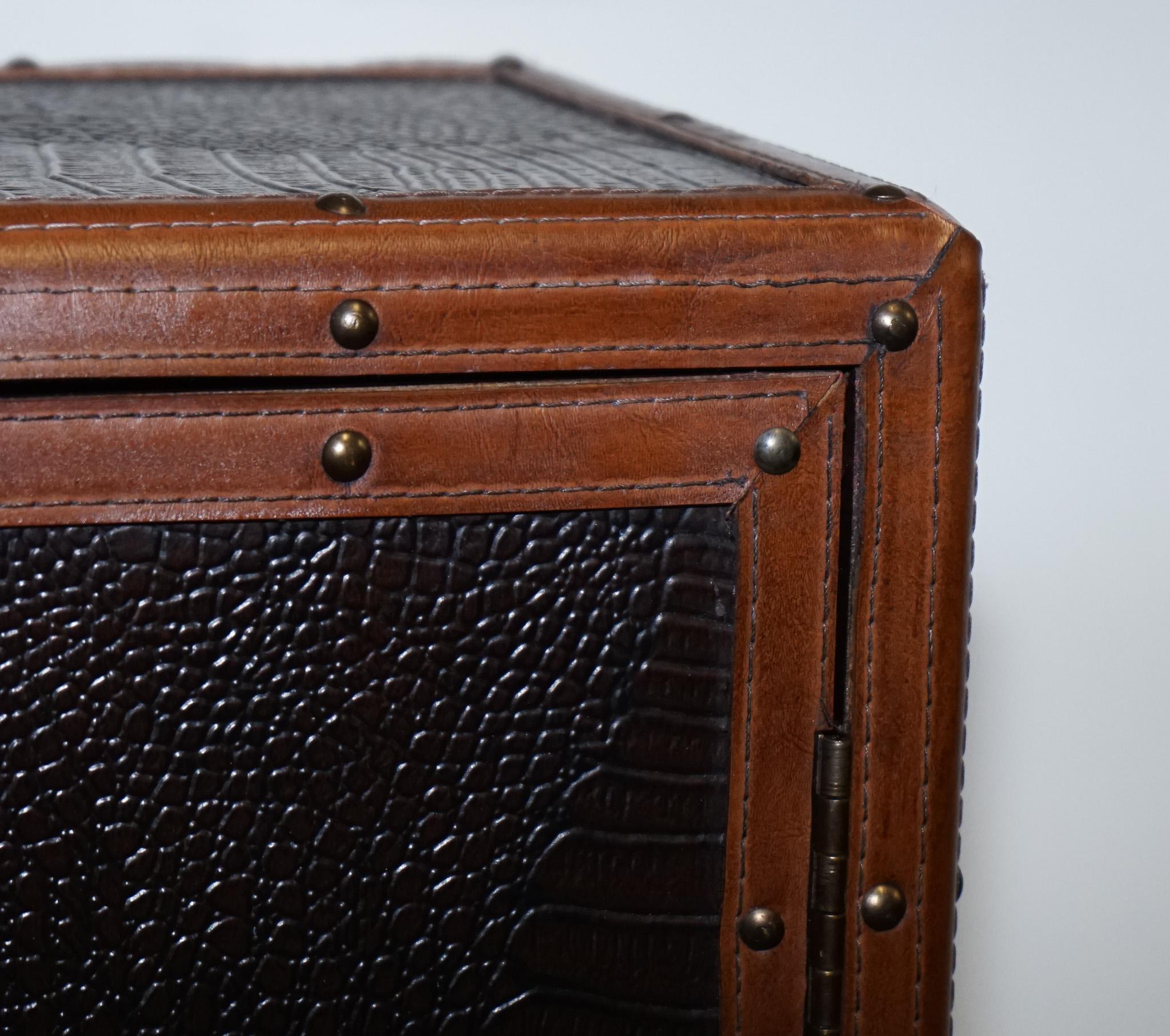 20ième siècle VINTAGE FAUX CROCODILE CUIR MARRON SUiTECASE TRUNK CUPBOARD POIGNEE CUIR en vente