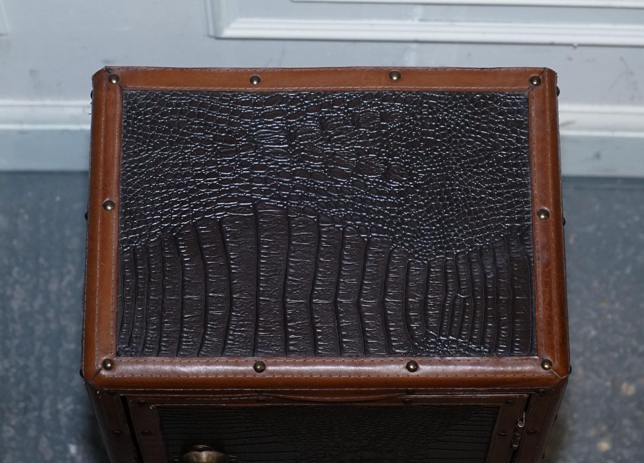 Cuir VINTAGE FAUX CROCODILE CUIR MARRON SUiTECASE TRUNK CUPBOARD POIGNEE CUIR en vente