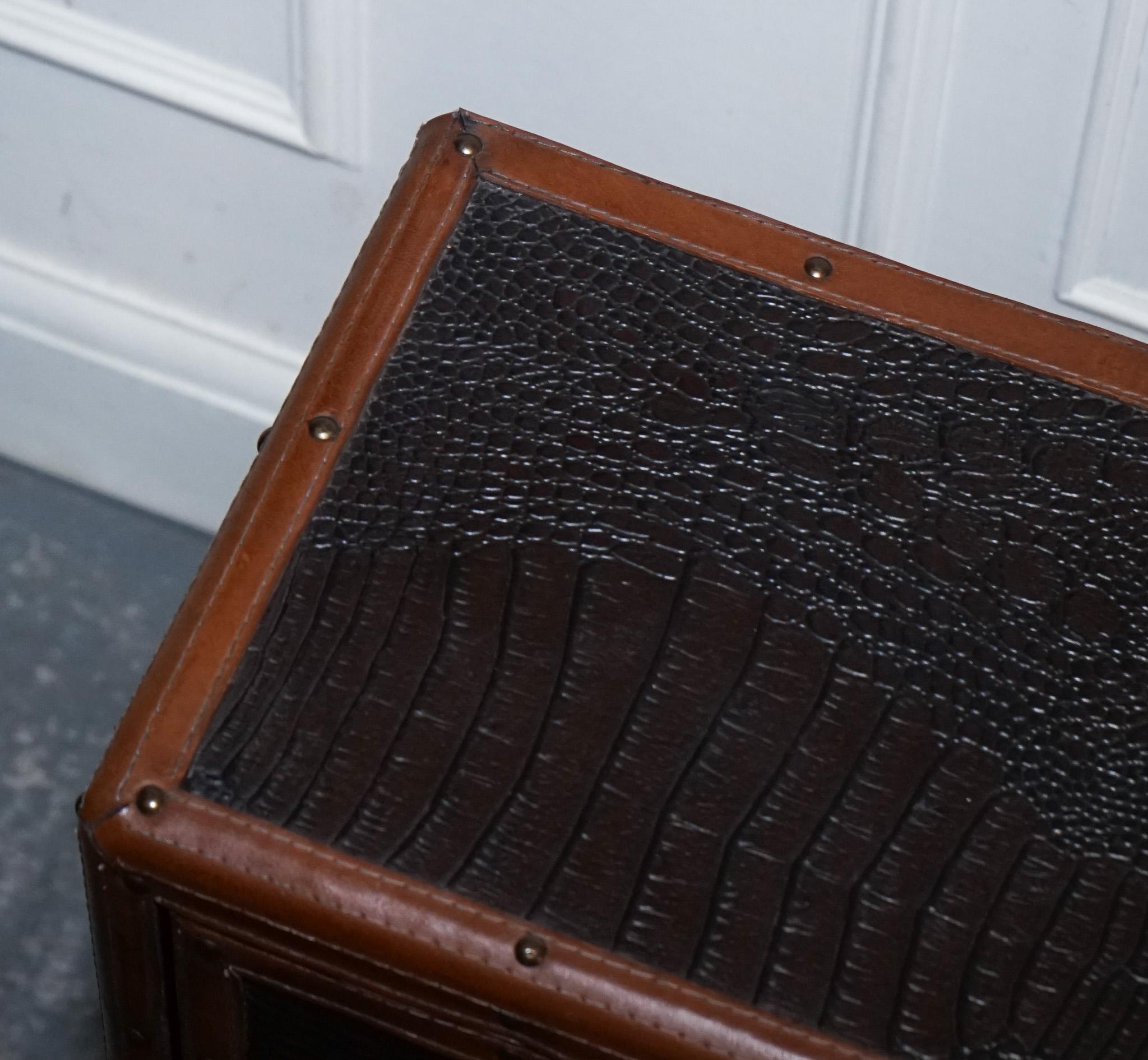 VINTAGE FAUX CROCODILE CUIR MARRON SUiTECASE TRUNK CUPBOARD POIGNEE CUIR en vente 1