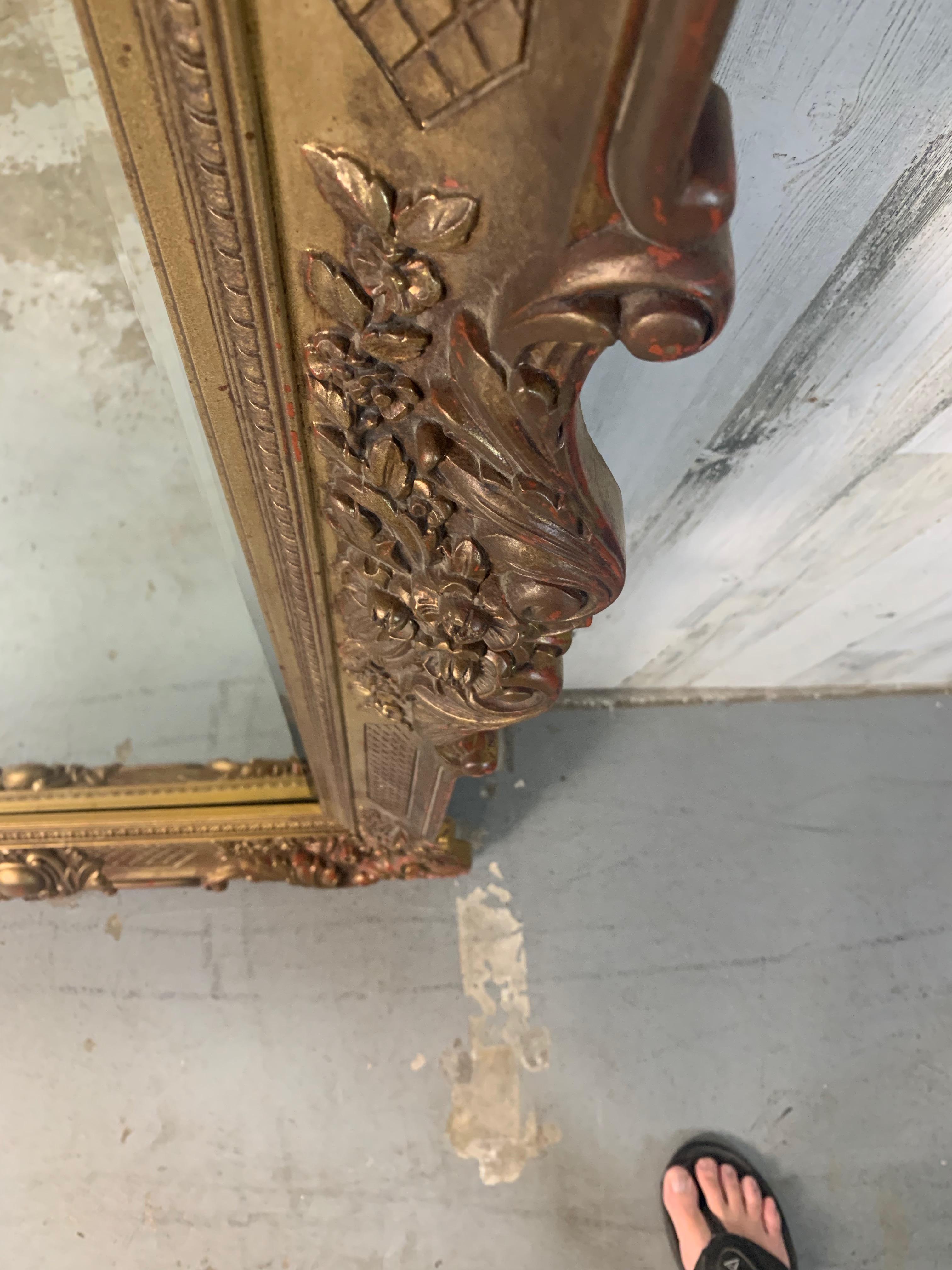 Specchio d'epoca con cornice in plastica finto-dorata in vendita 4