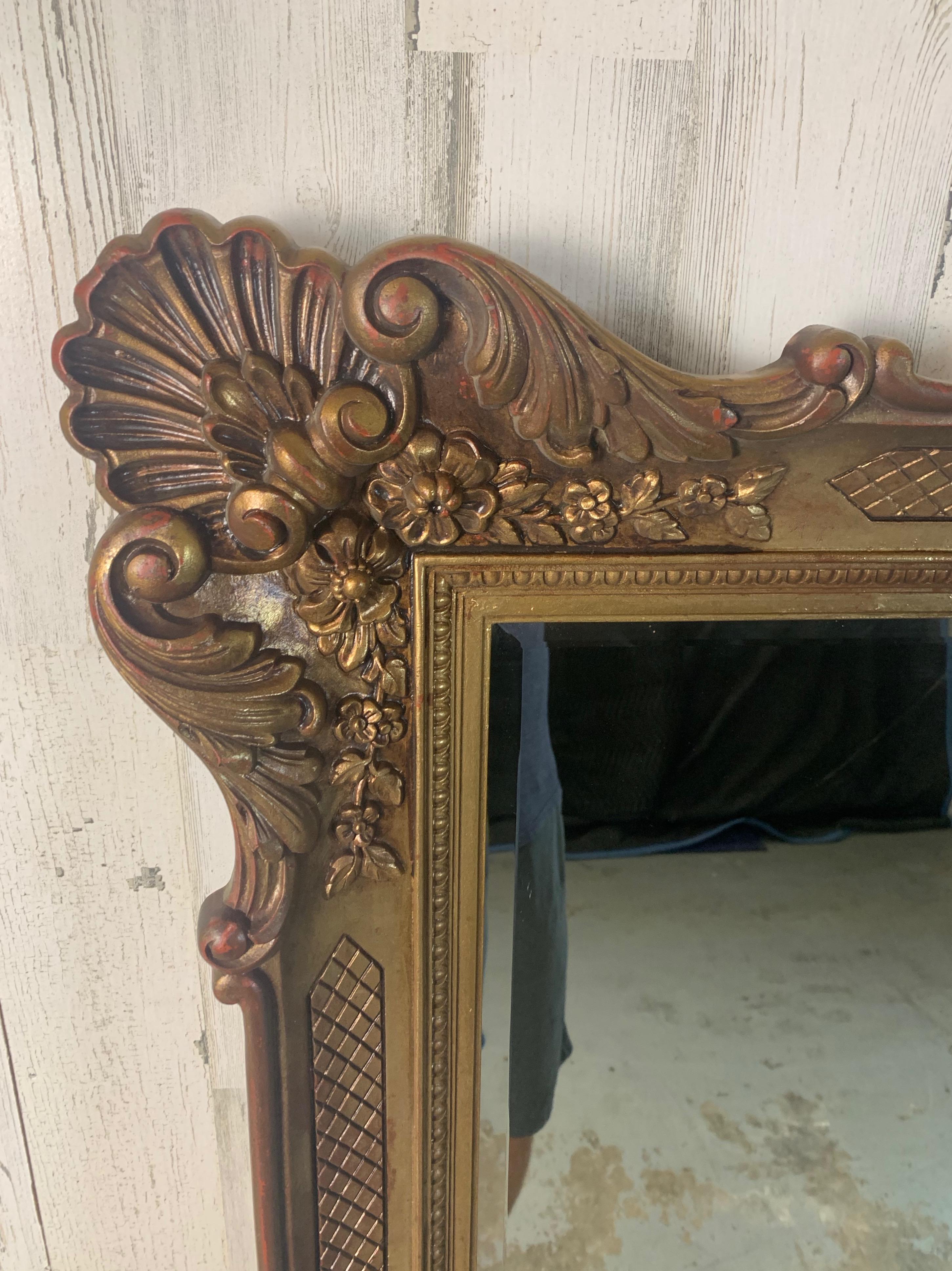 Luigi XV Specchio d'epoca con cornice in plastica finto-dorata in vendita