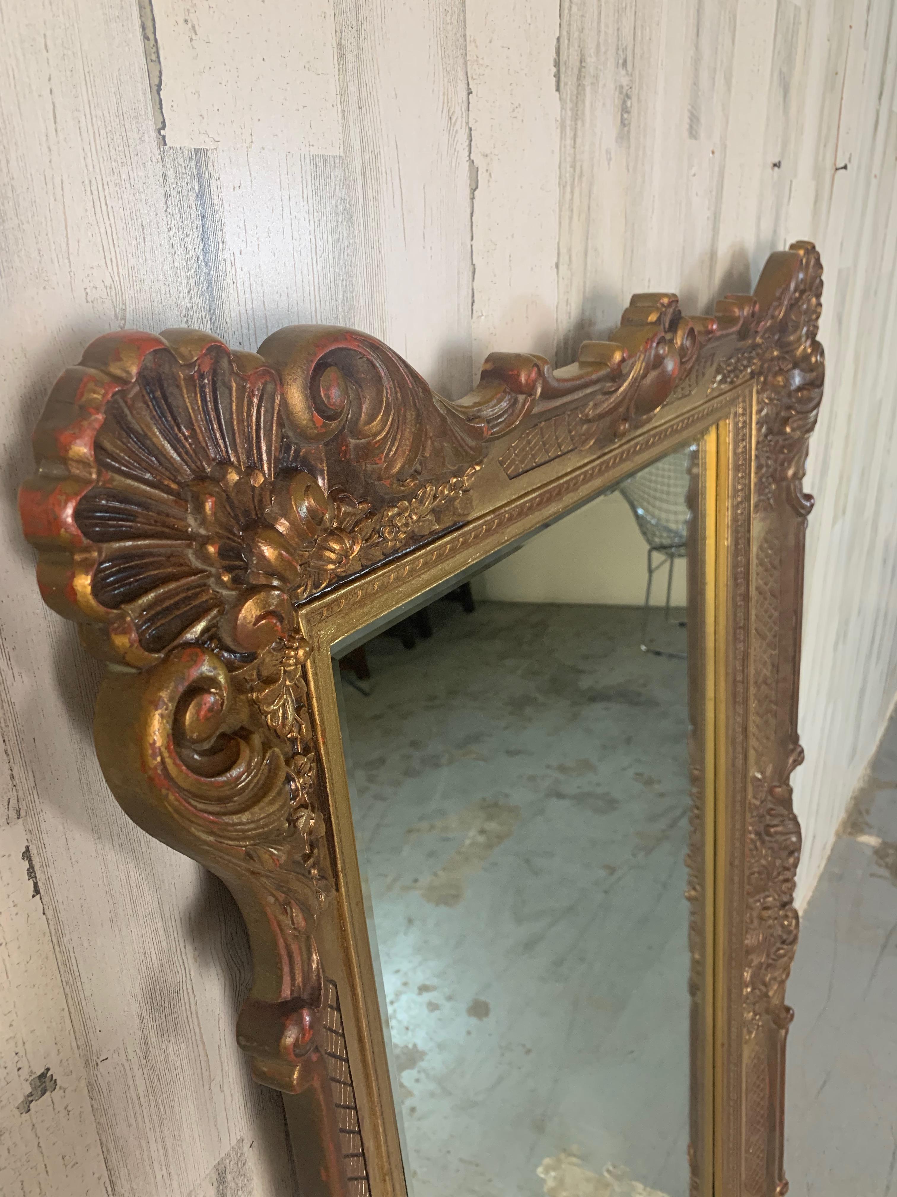 Specchio d'epoca con cornice in plastica finto-dorata in vendita 1
