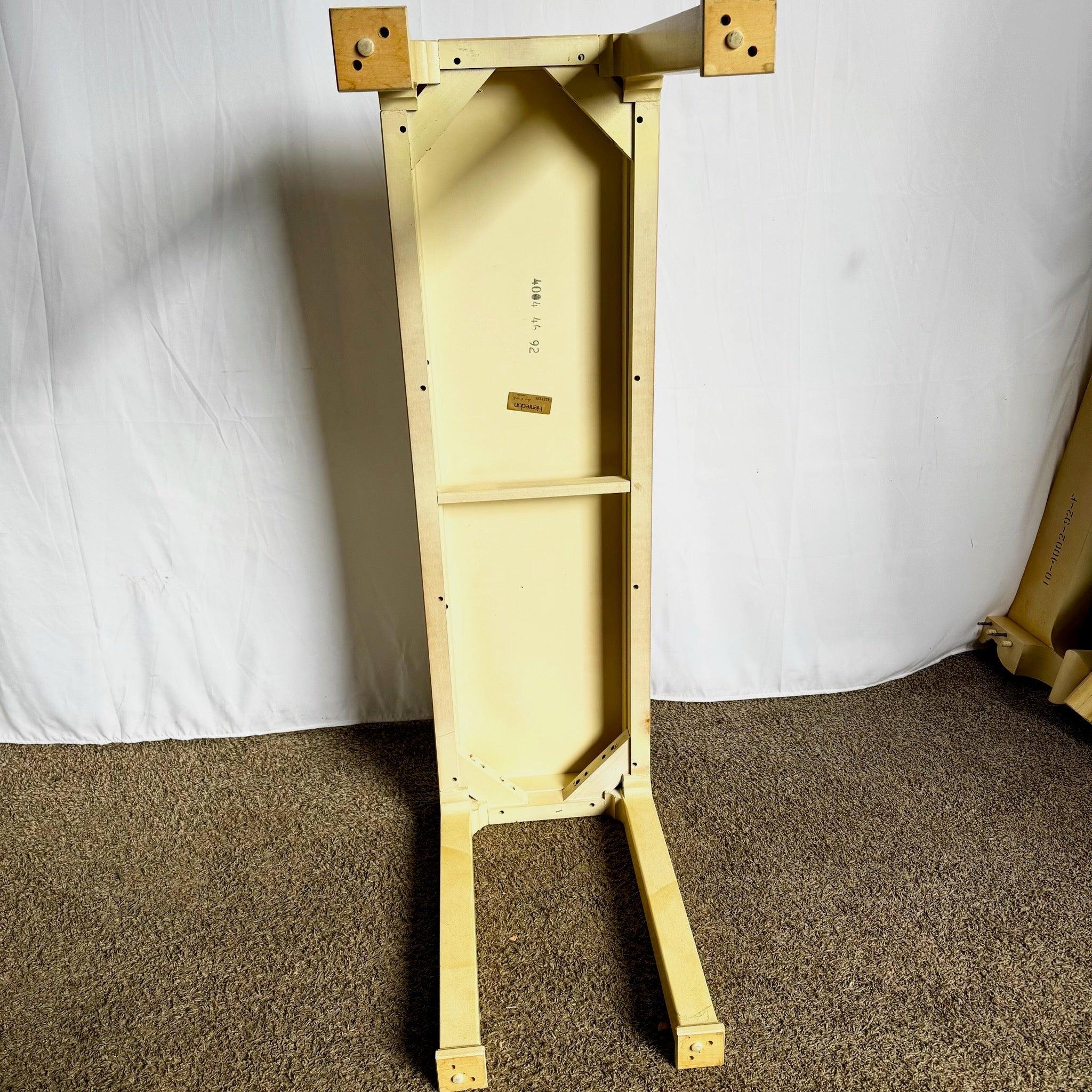 Élevez votre décor avec cette console en fausse peau de chèvre Henredon, où l'élégance Regency rencontre un design multifonctionnel.
 
 Quelques usures au niveau de la finition et décoloration du tissu comme le montrent les photos.
 
 Nous vendons