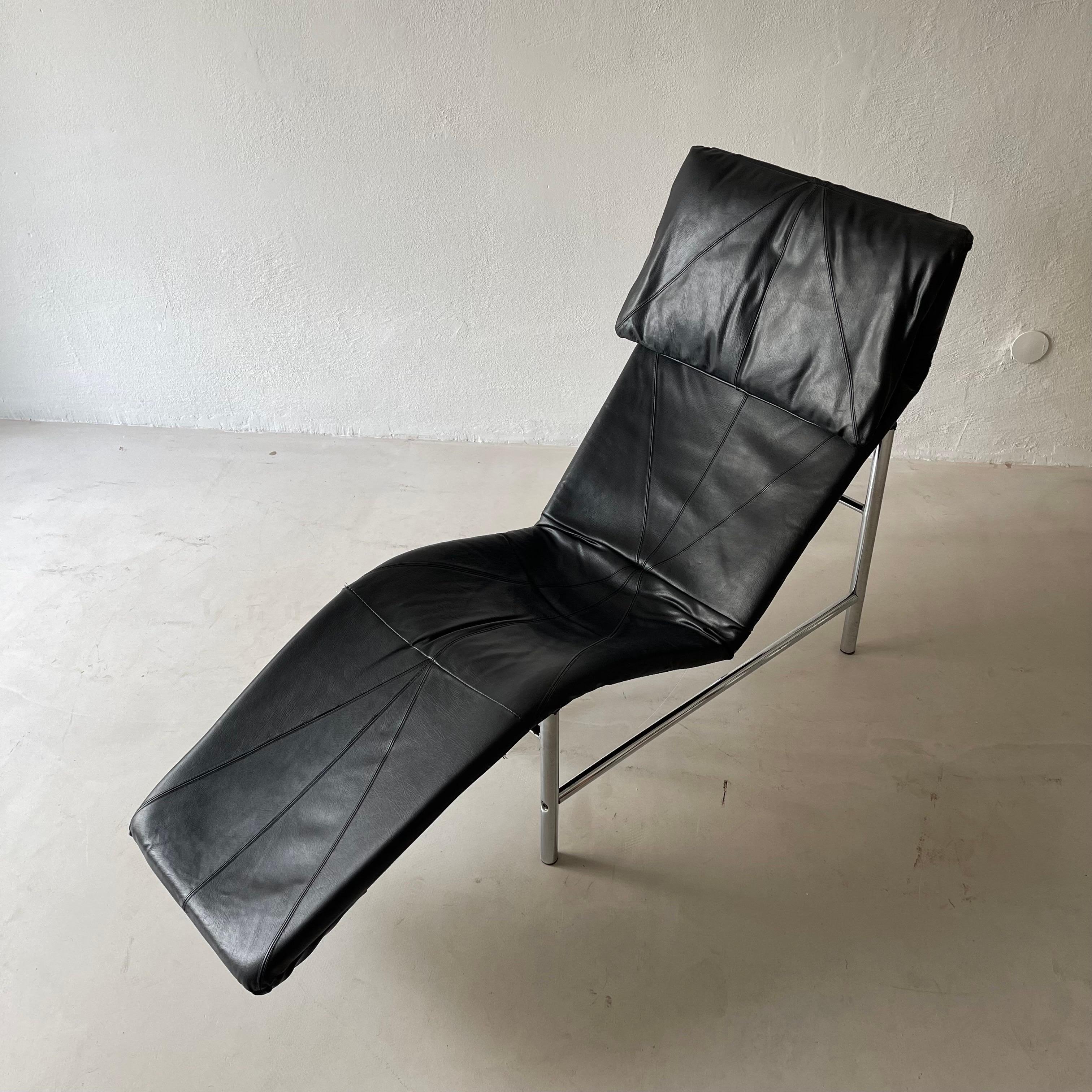 Vintage Faux Leather Chaise Longues by Tord Bjorklund Sweden, 1970 In Good Condition For Sale In Vienna, AT