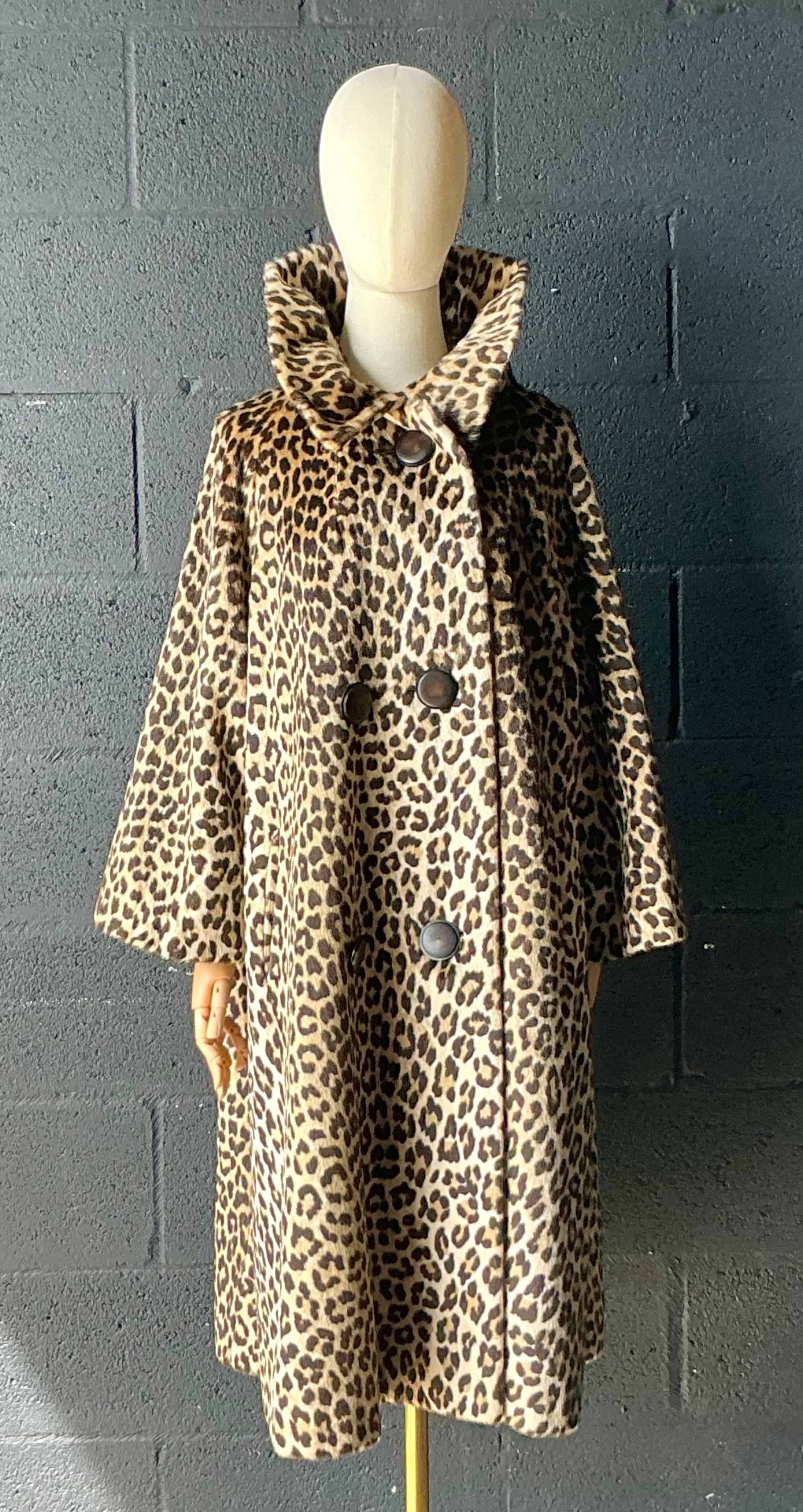 Beige Cappotto vintage in finto leopardo con bottoni in vendita