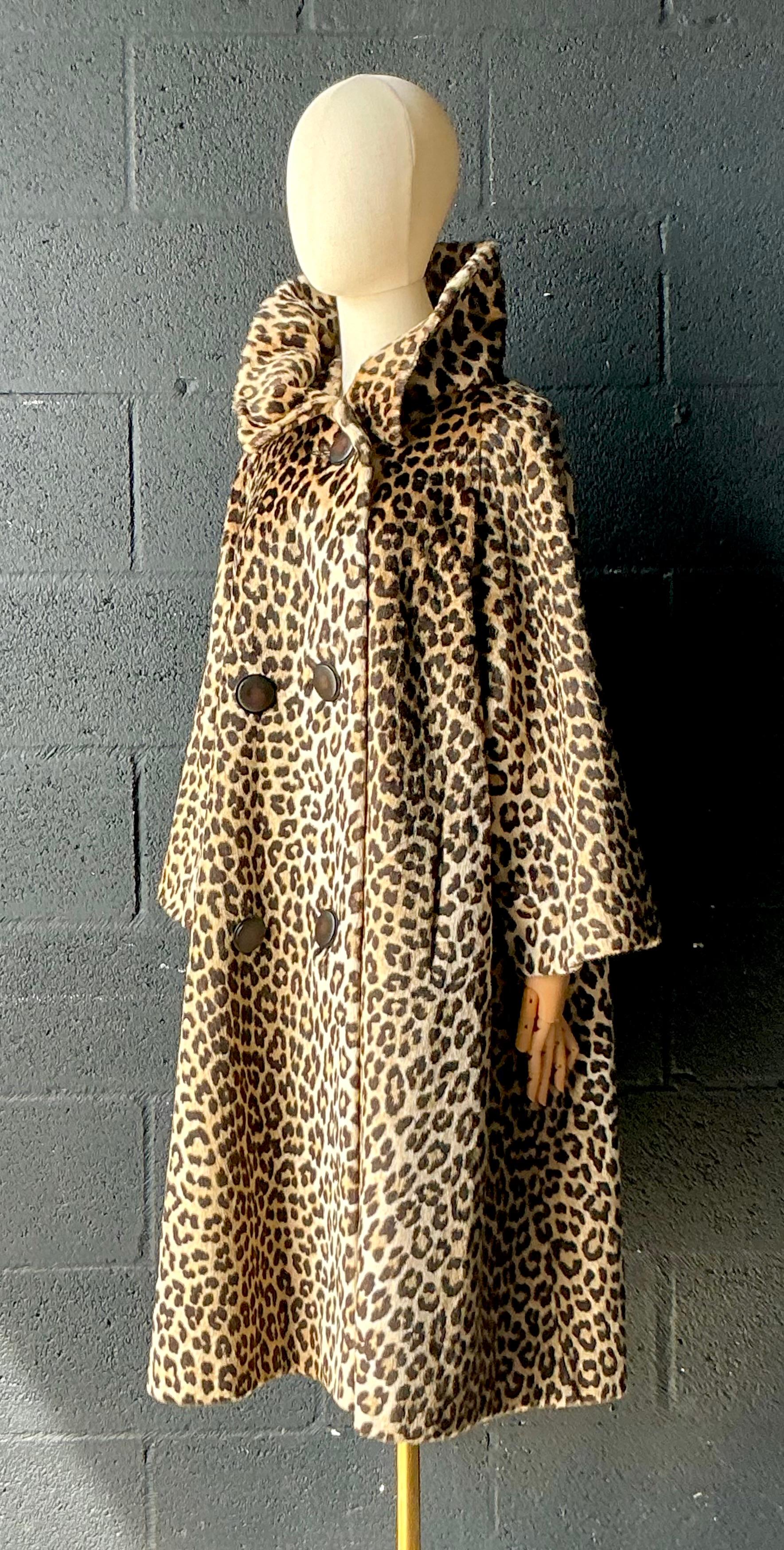 Cappotto vintage in finto leopardo con bottoni In condizioni buone in vendita a West Palm Beach, FL