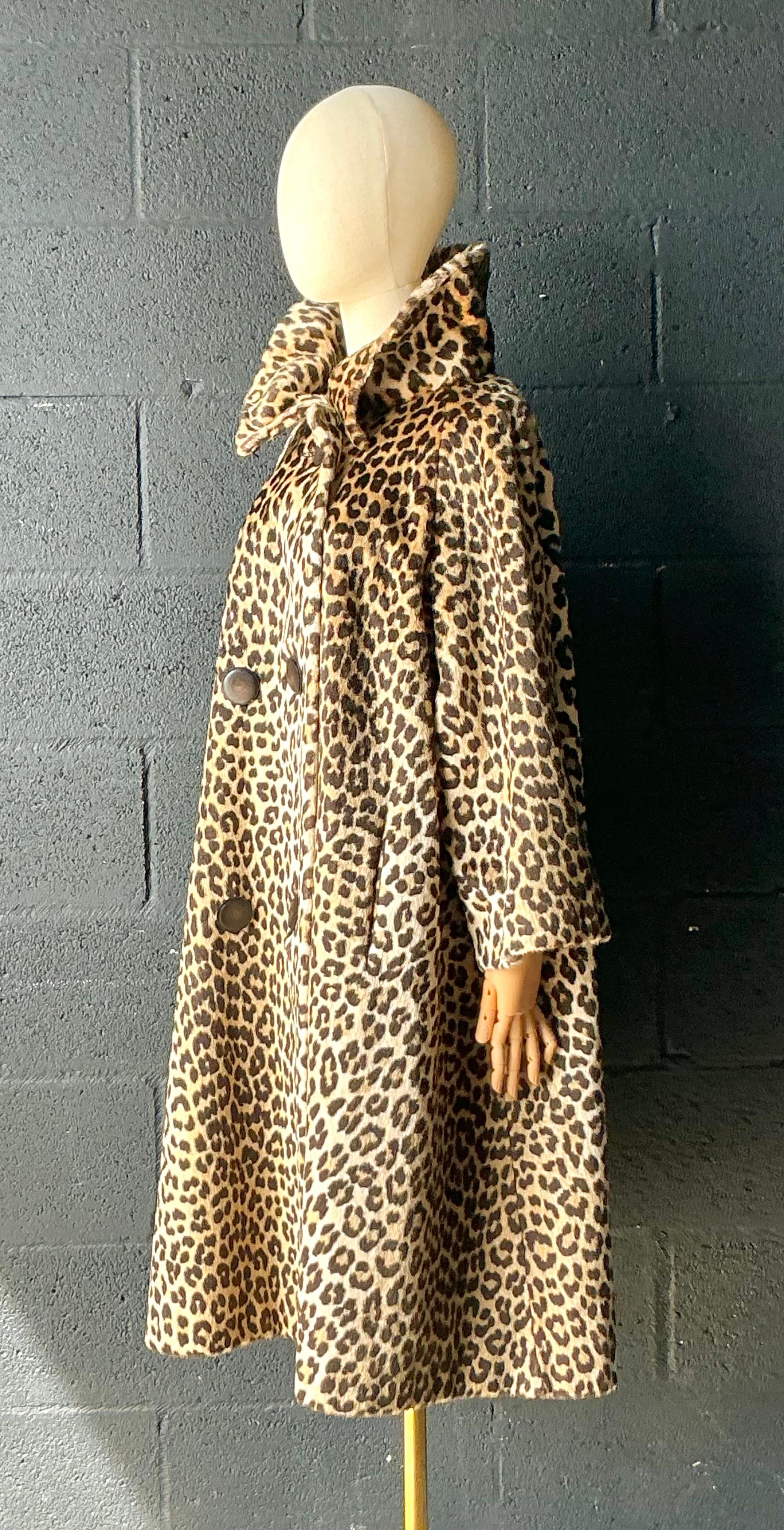 Cappotto vintage in finto leopardo con bottoni in vendita 1