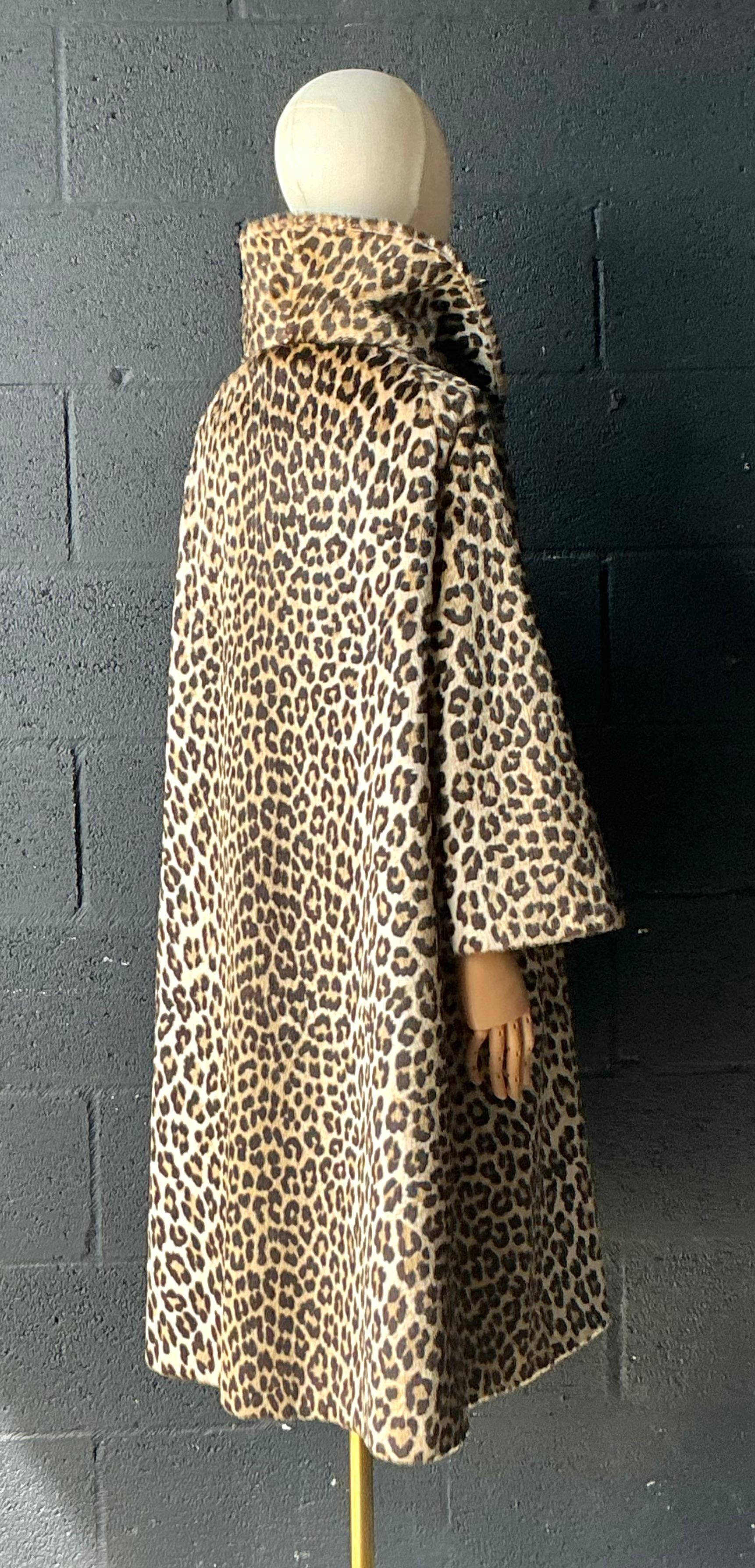 Cappotto vintage in finto leopardo con bottoni in vendita 2