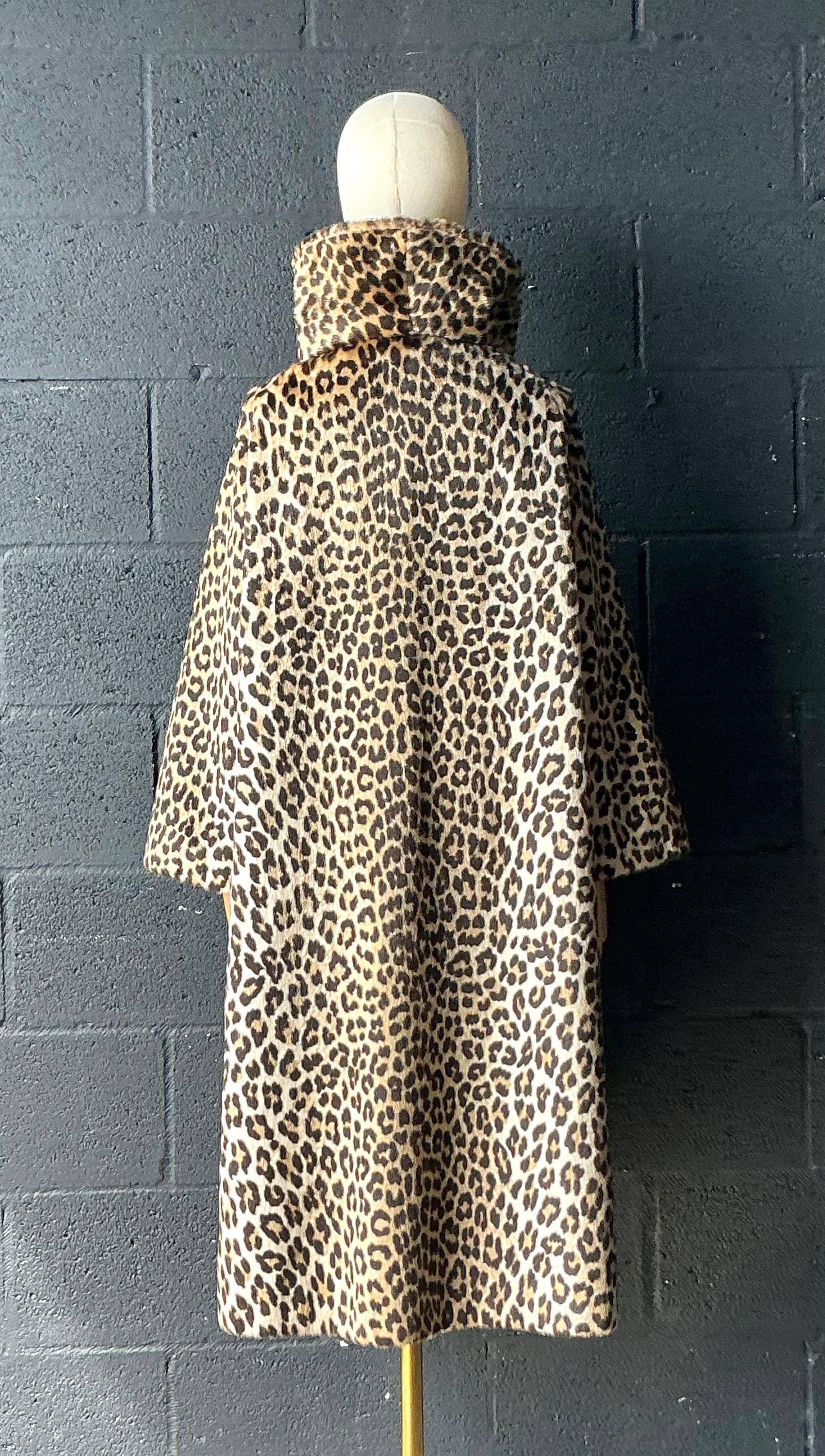 Cappotto vintage in finto leopardo con bottoni in vendita 3