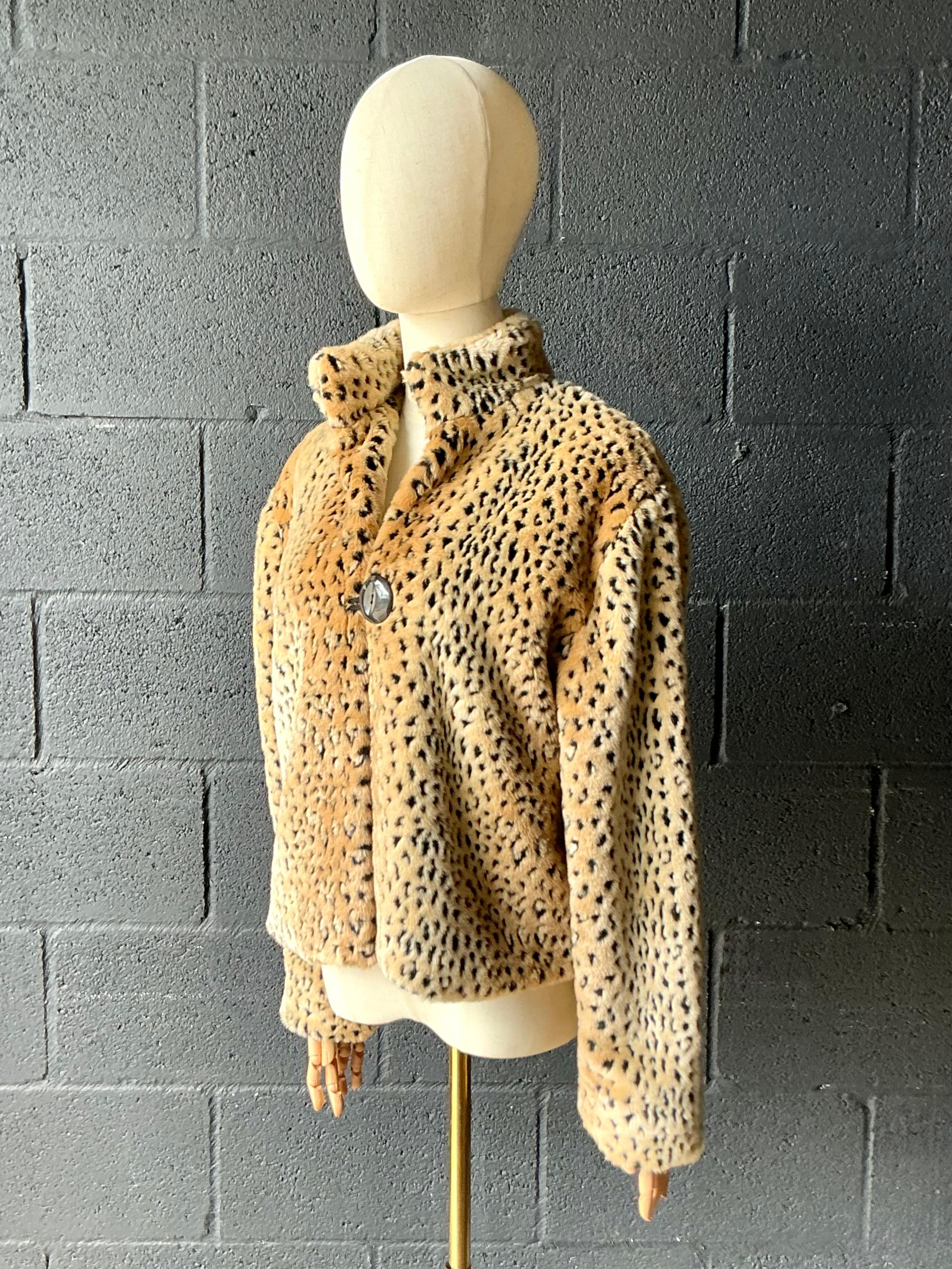 Beige Coates d'epoca in finto leopardo dipinto di cavallino in vendita