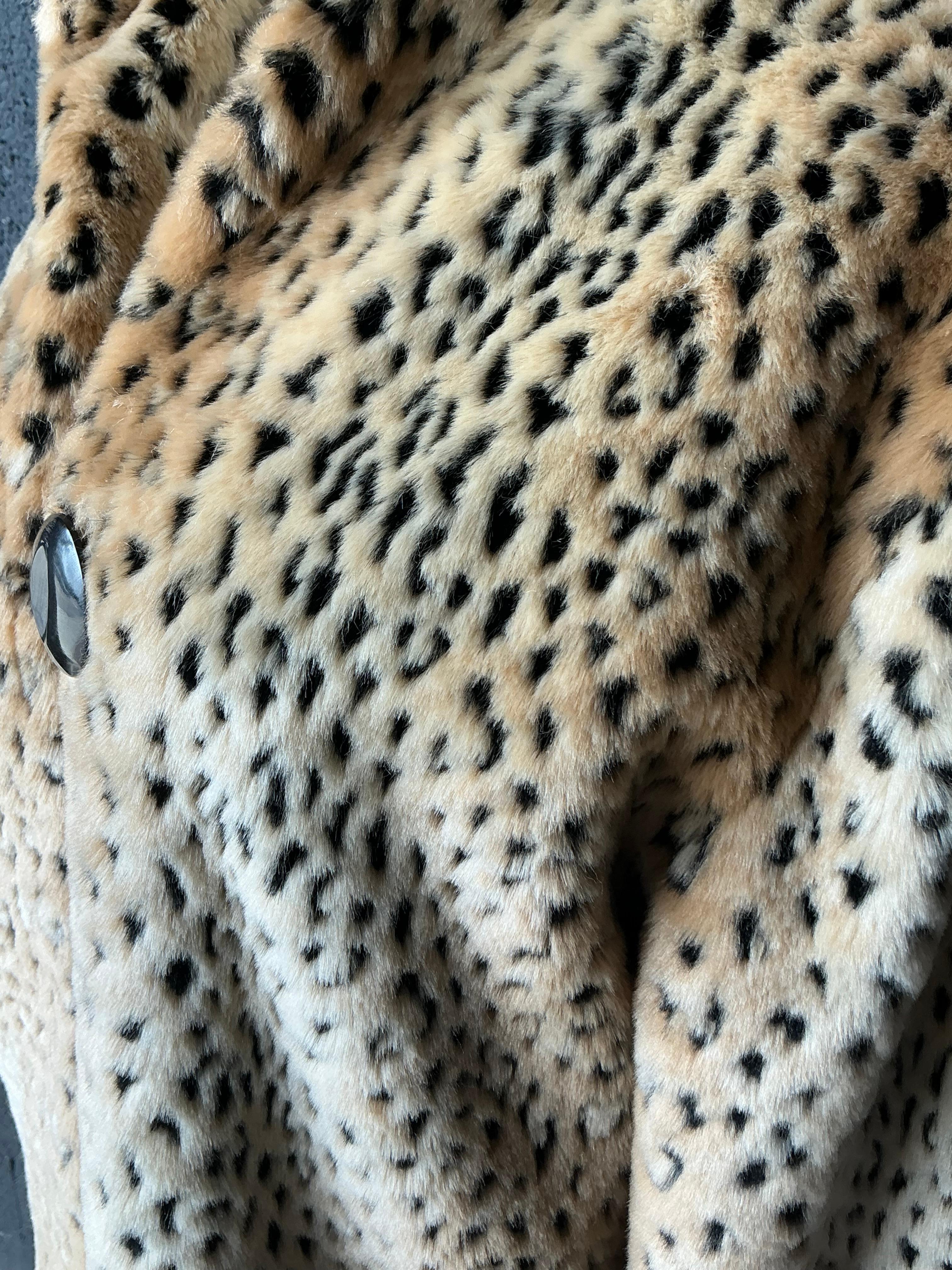 Coates d'epoca in finto leopardo dipinto di cavallino in vendita 3