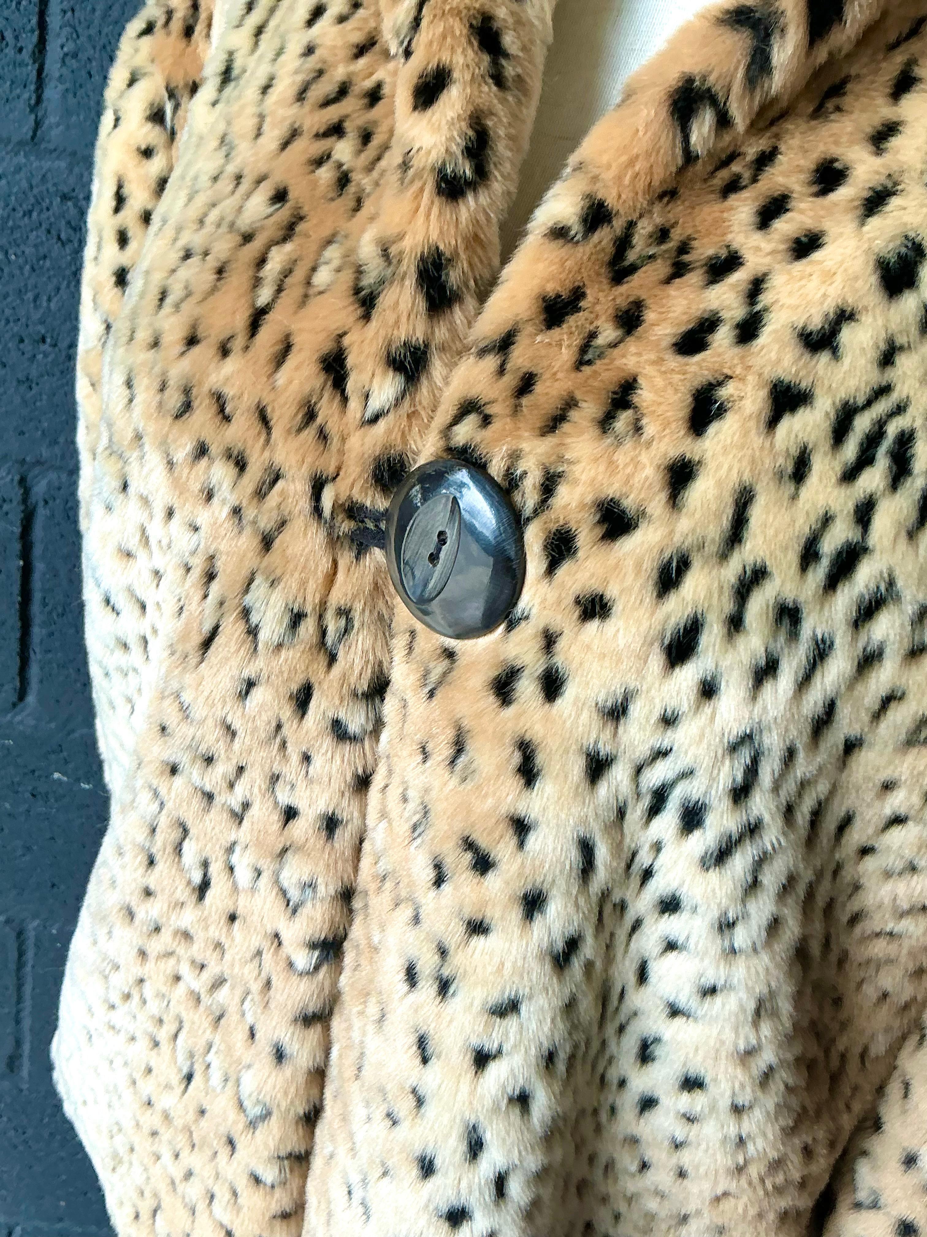 Coates d'epoca in finto leopardo dipinto di cavallino in vendita 4