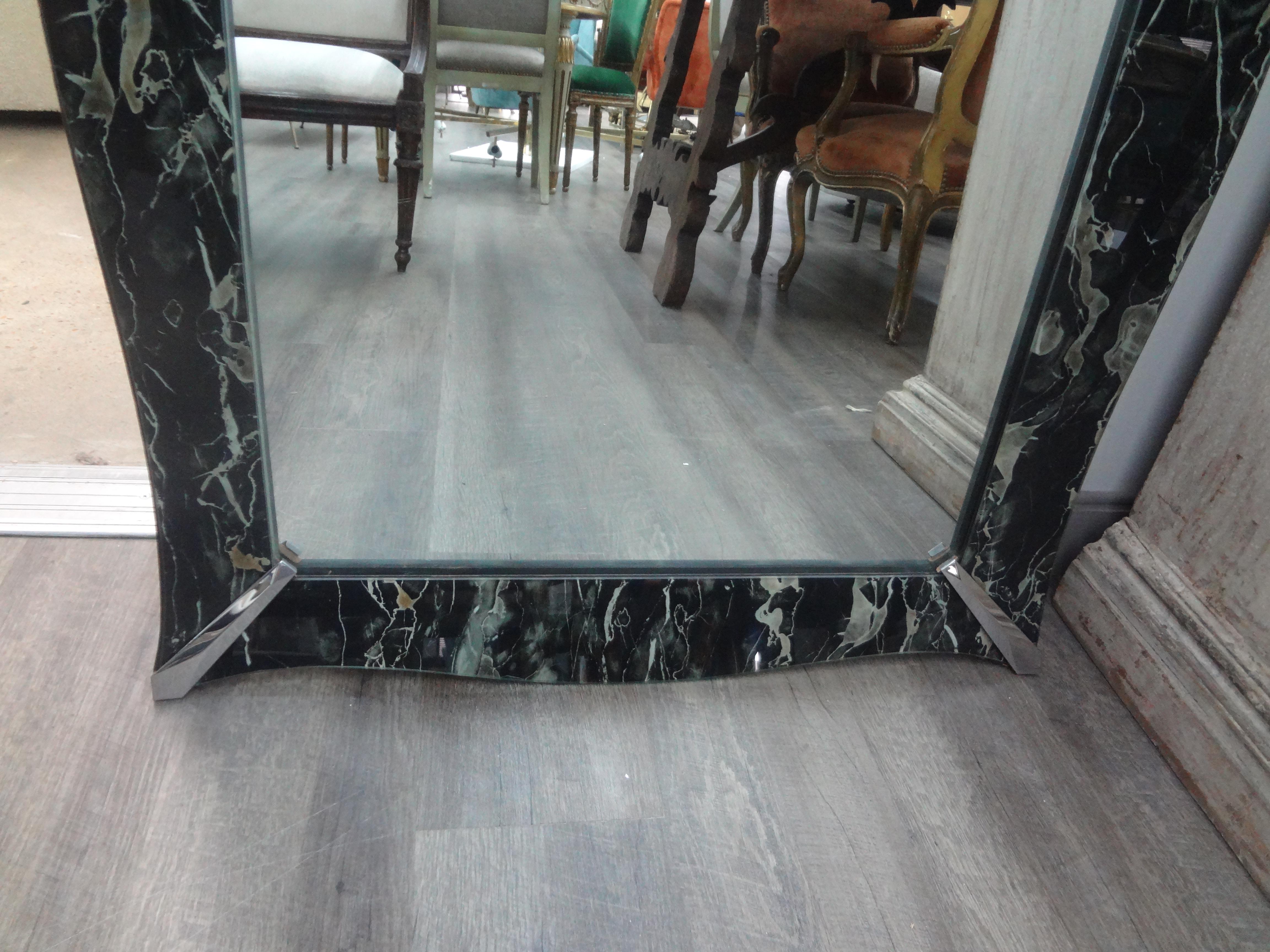 Vintage Faux Marble Eglomise Venetian Style Mirror In Good Condition For Sale In Houston, TX