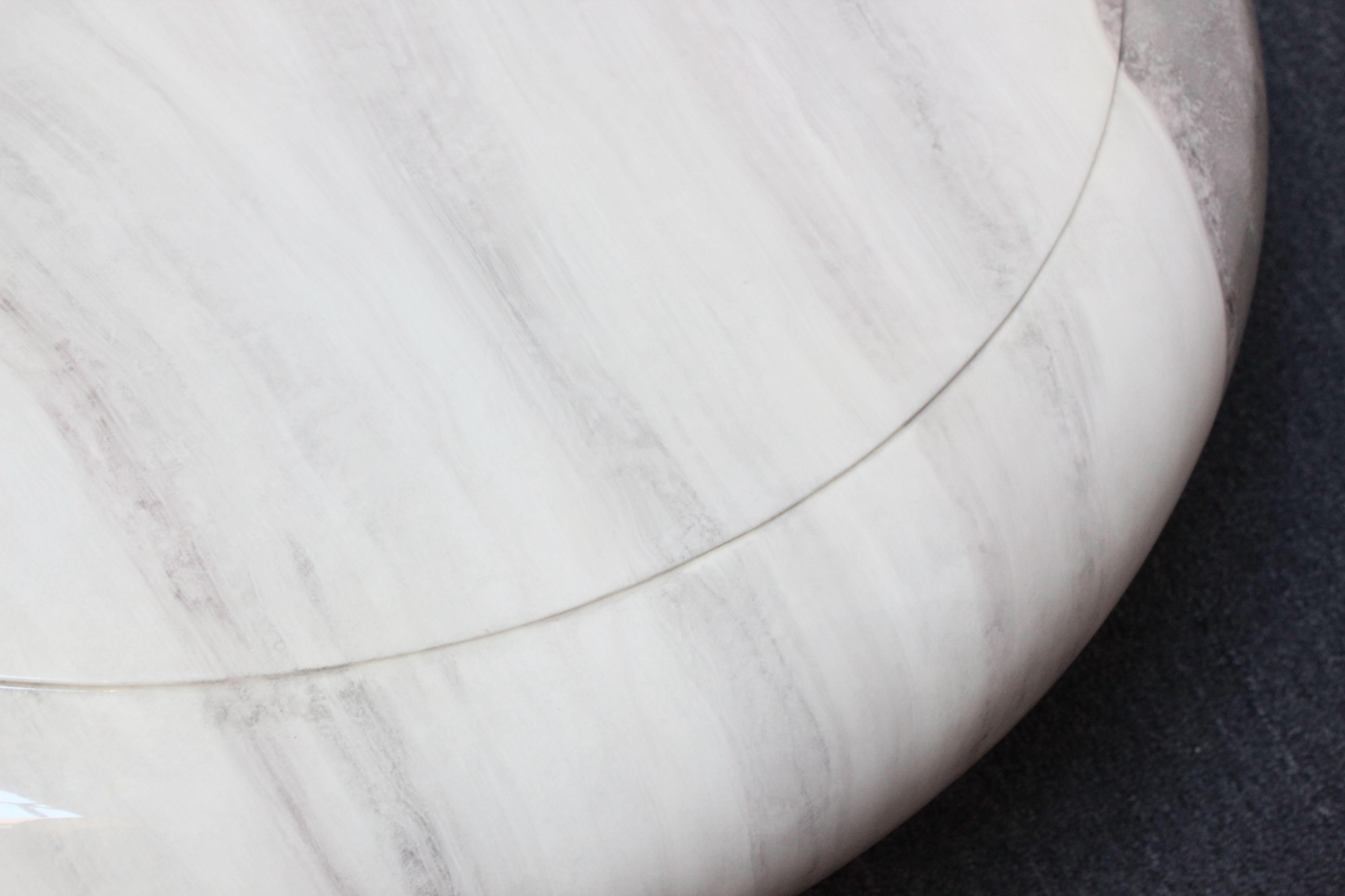 Table basse vintage « Mushroom » en résine imitation marbre en vente 1