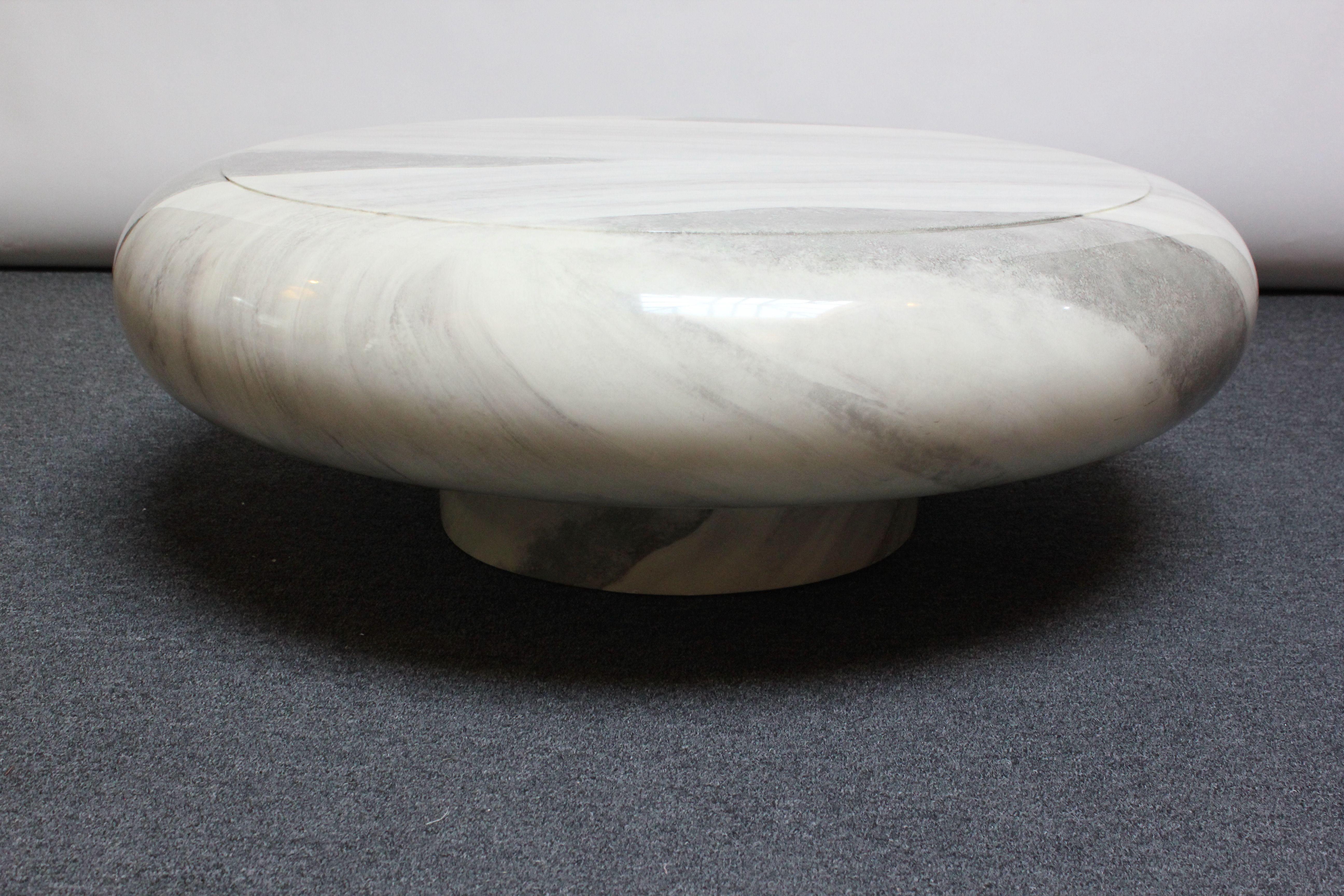 Postmodern faux-marble resin mushroom-form coffee table in off-white with grey veining (ca. 1980s, USA). Very fine, vintage condition with one fissure and a scuff to the surface and some wear around the base banding.
Measures: Height: 15.75