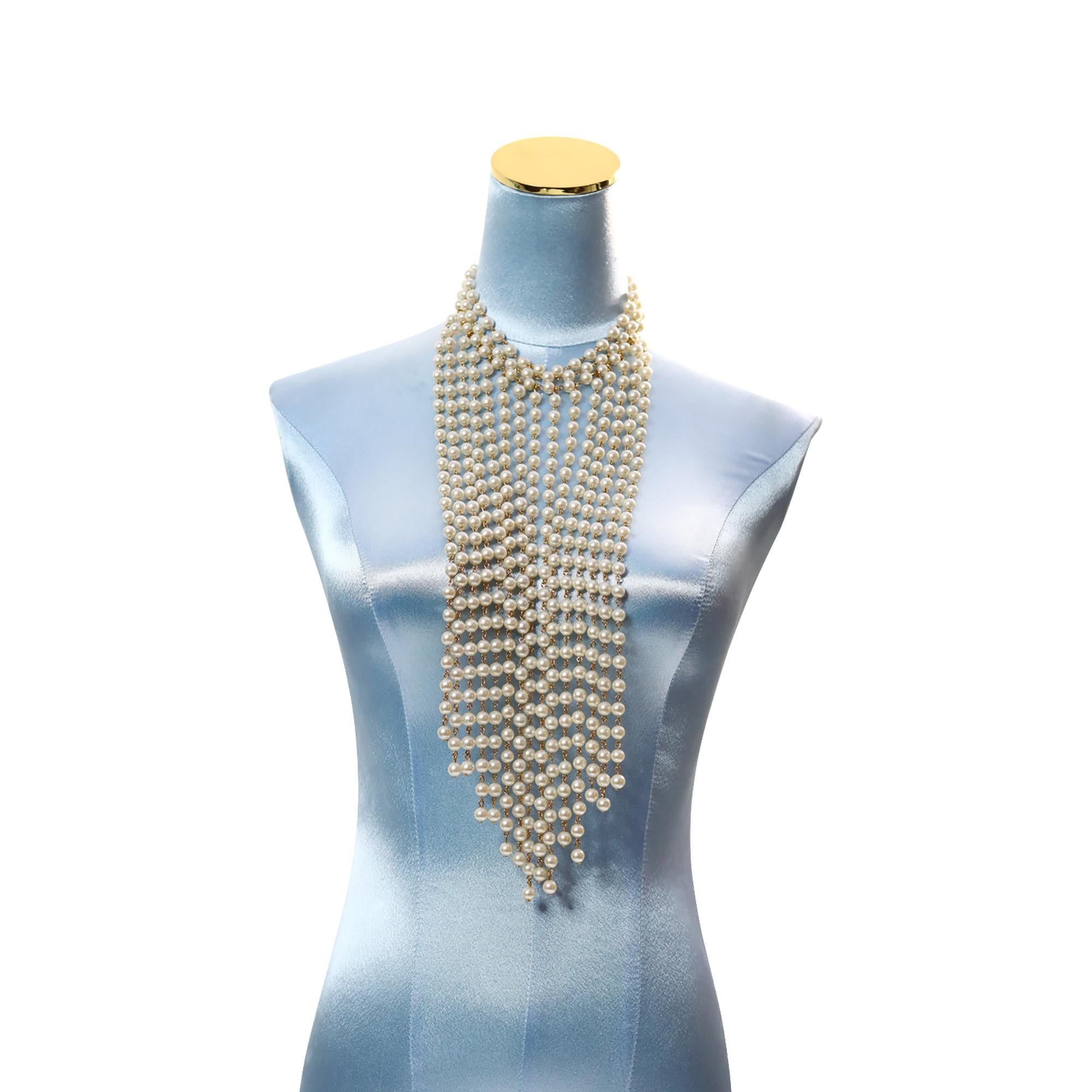 Girocollo di perle finte vintage con collana lunga a cascata, circa anni '90. Questo spettacolare girocollo è caratterizzato da un girocollo a tre file che viene poi ornato da più file pendenti, come mostrato nelle foto, per creare un effetto a