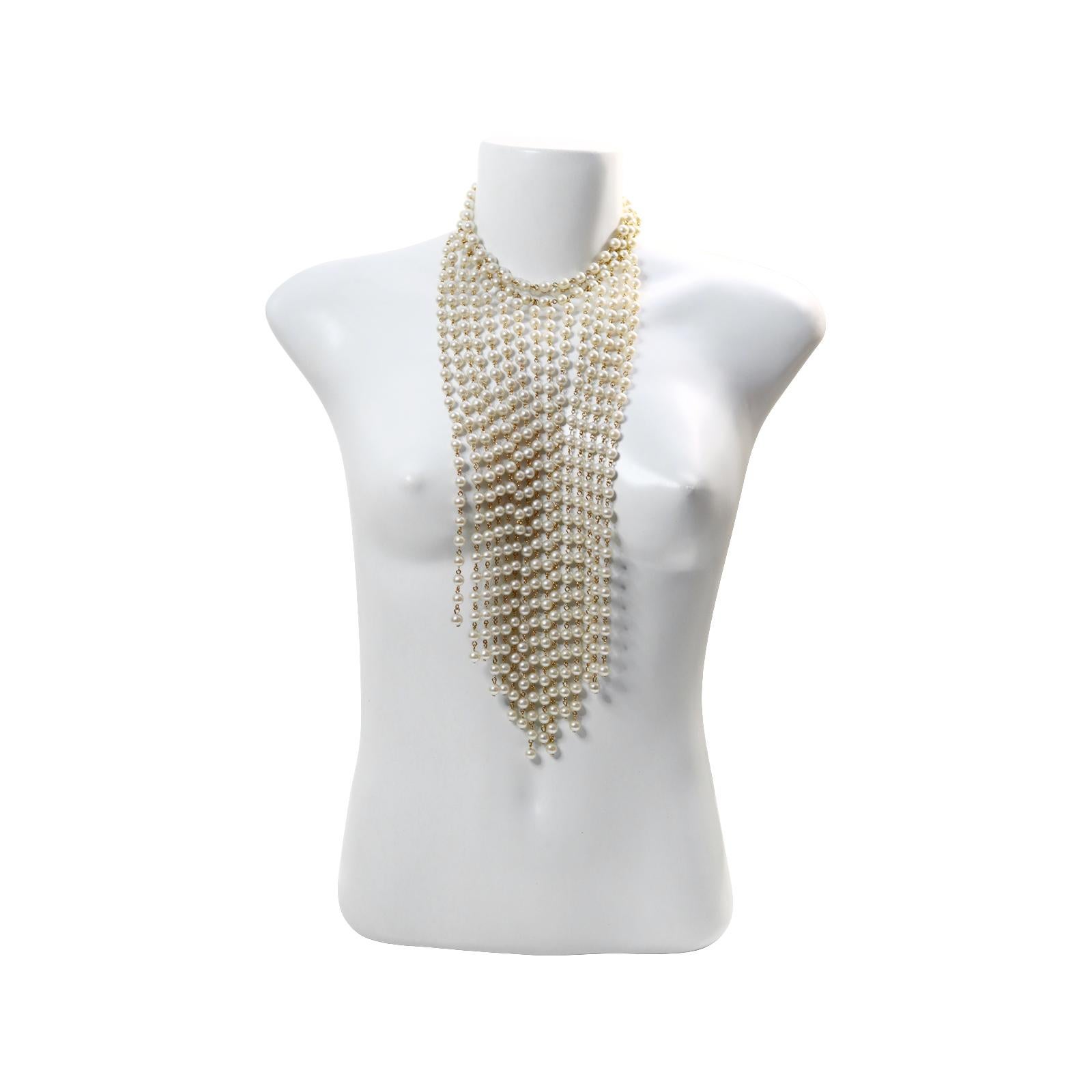 Vintage Faux Pearl Choker mit Cascading Long Necklace CIRCA 1990s. Diese spektakuläre Halskette besteht aus einem 3-reihigen Choker, an dem viele baumelnde Reihen vertikal hängen, wie auf den Fotos zu sehen ist, um eine Kaskade zu erzeugen.  Würde