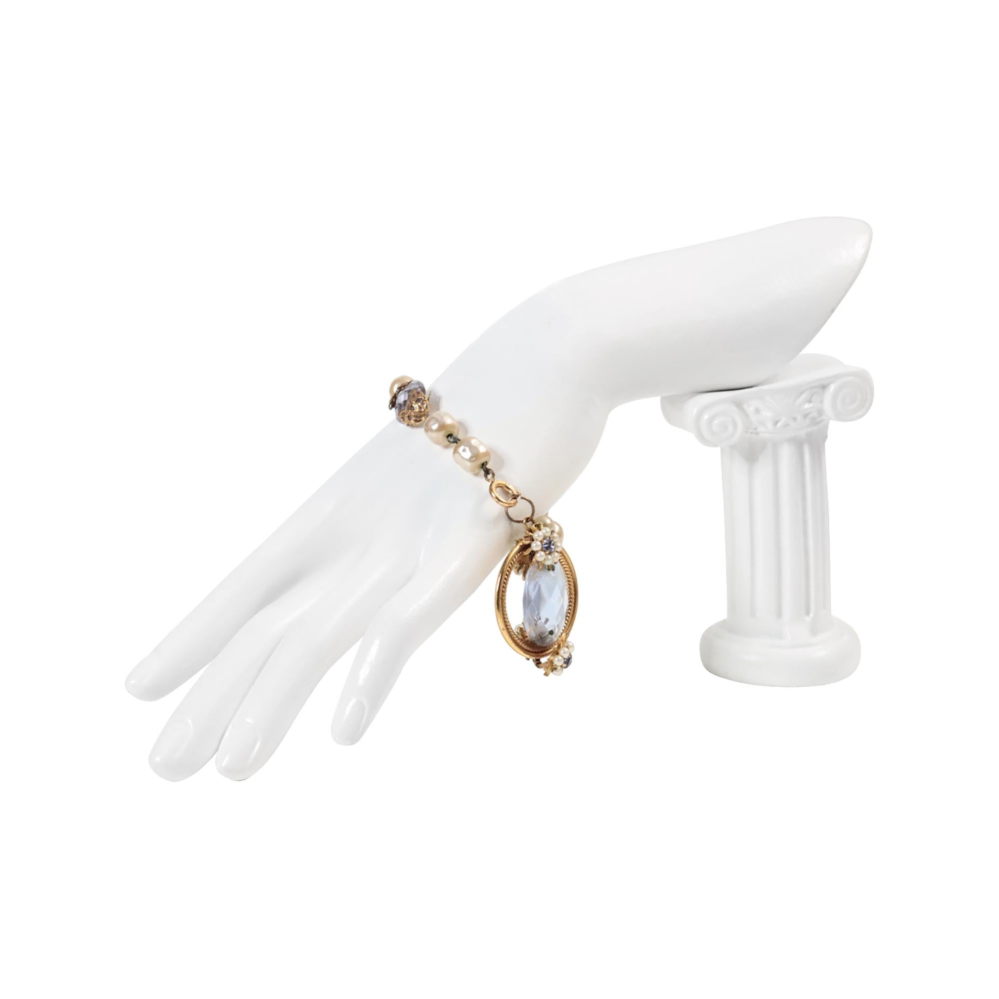 Bracelet pendentif vintage en fausses perles  Avec des Pieces en cristal lavande Circa 1960s en vente 1