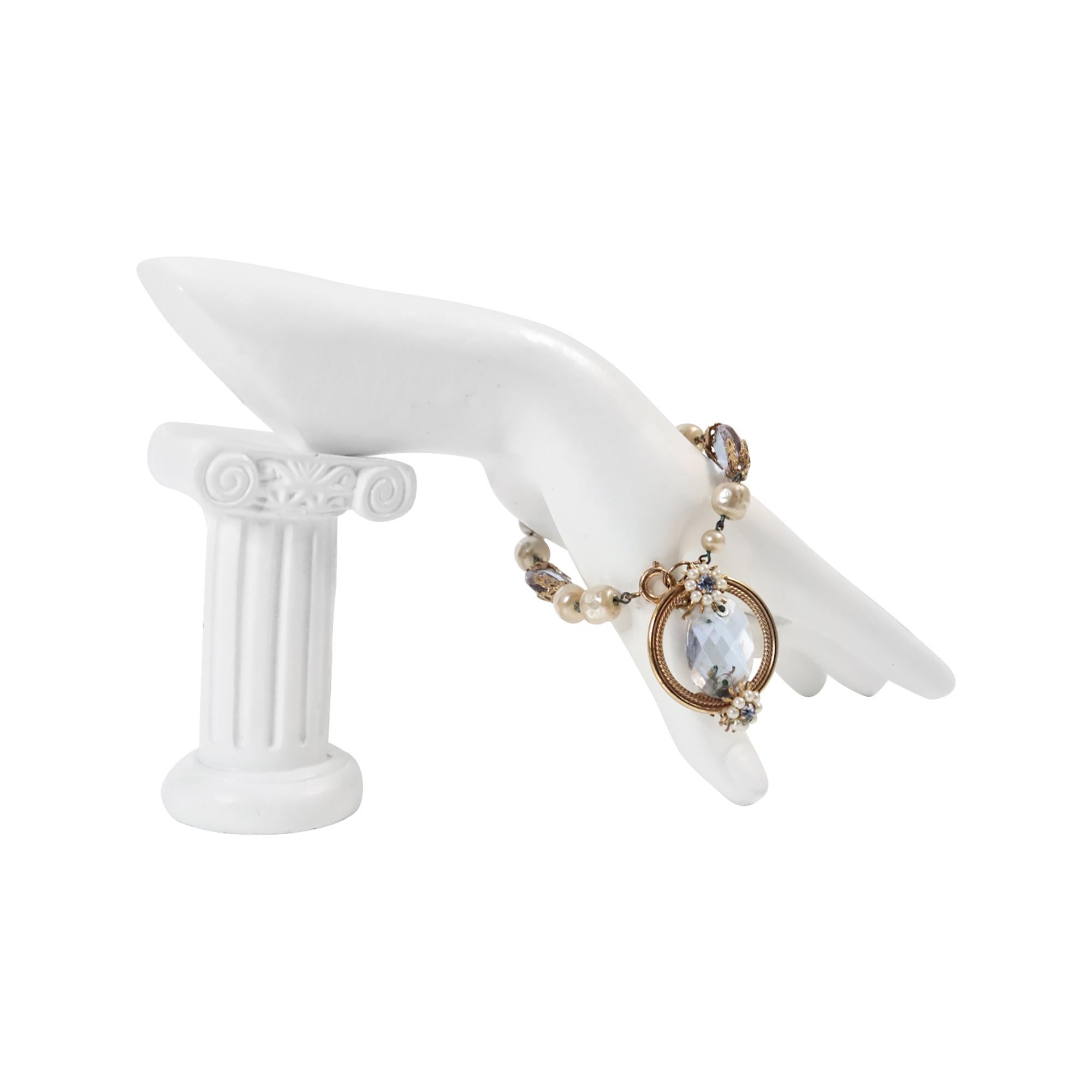 Bracelet pendentif vintage en fausses perles  Avec des Pieces en cristal lavande Circa 1960s en vente 2