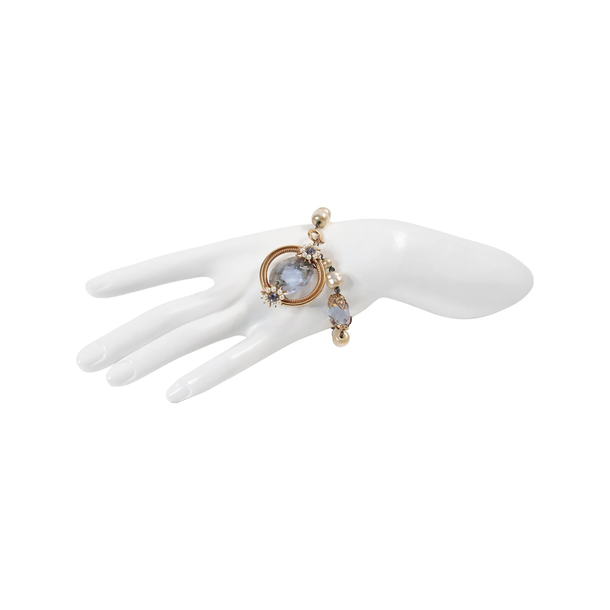 Bracelet pendentif vintage en fausses perles  Avec des Pieces en cristal lavande Circa 1960s en vente 3