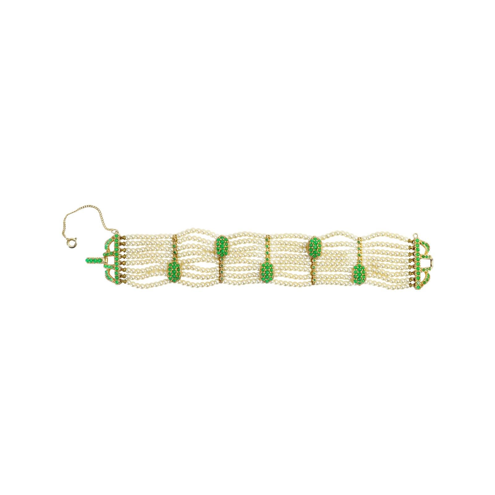 Faux perle vintage avec touches de perles dorées et vertes  Bracelet Circa 1980. Ce bracelet est très bien fait et les perles sont en parfait état. Il y a des morceaux de vert posés sur de l'or qui sont ensuite posés sur des fausses perles.  Non