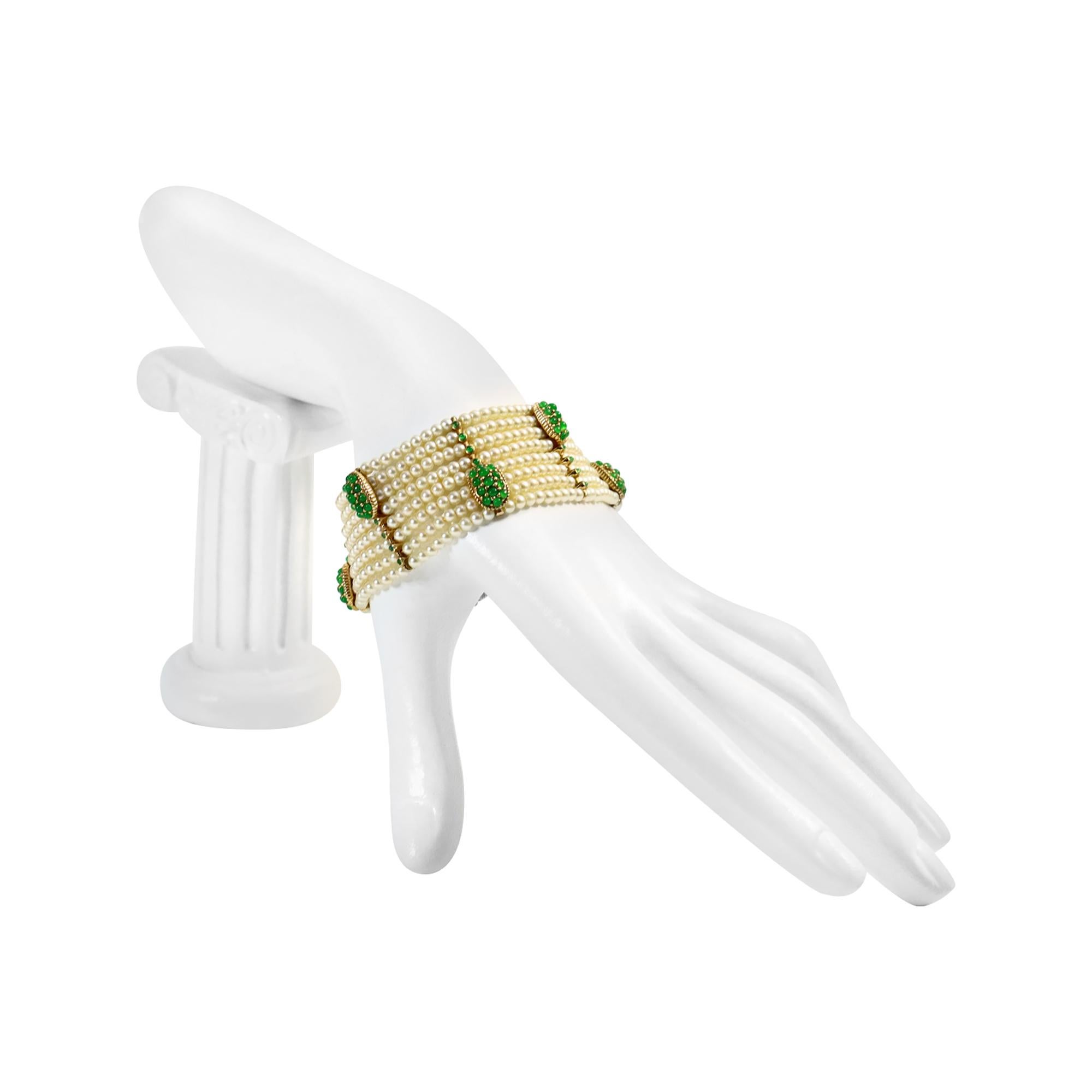 Perla finta vintage con accenti in oro e perline verdi  Bracciale circa anni '80. Si tratta di un bracciale di ottima fattura e le perle sono in perfette condizioni. Ci sono pezzi di verde sopra l'oro, che a loro volta si trovano sopra le perle