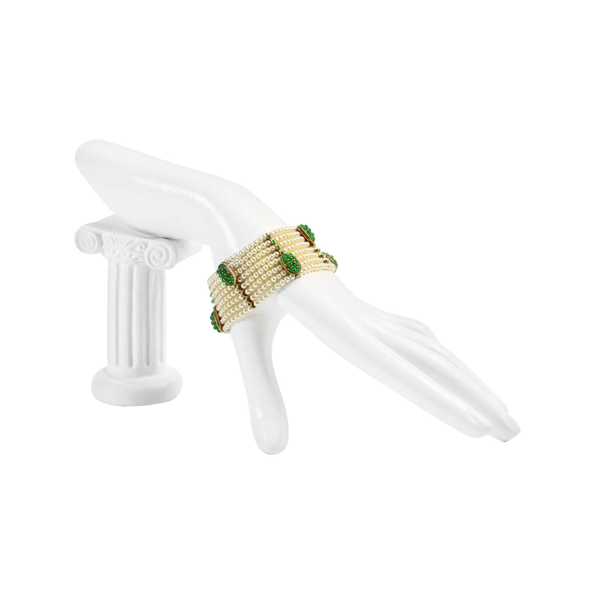 Moderno Perla finta vintage con accenti in oro e perline verdi  Bracciale circa anni '80 in vendita