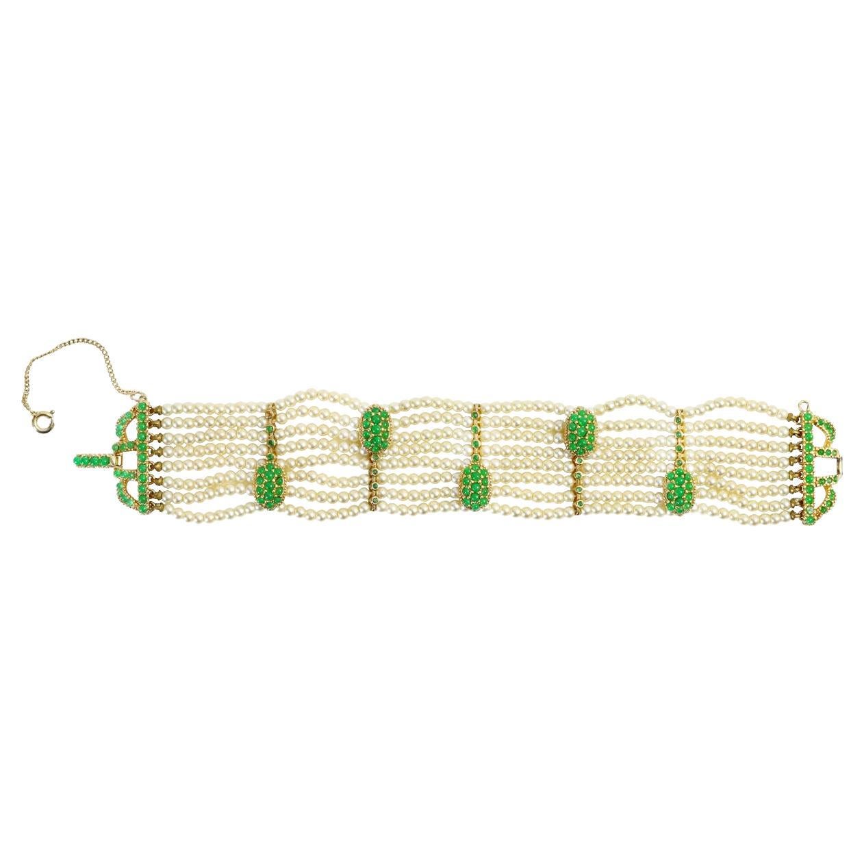 Faux perle vintage avec touches de perles dorées et vertes  Bracelet Circa 1980 en vente