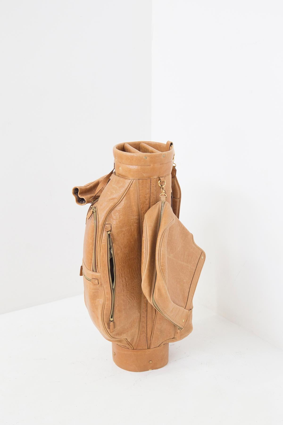 A beautiful golf bag for golf clubs made in the 1970s of the finest Italian manufacture.
The bag is made of camel-coloured faux reptile leather, which is simply fantastic.
The bag has many compartments and accessories. The central pivot base of the