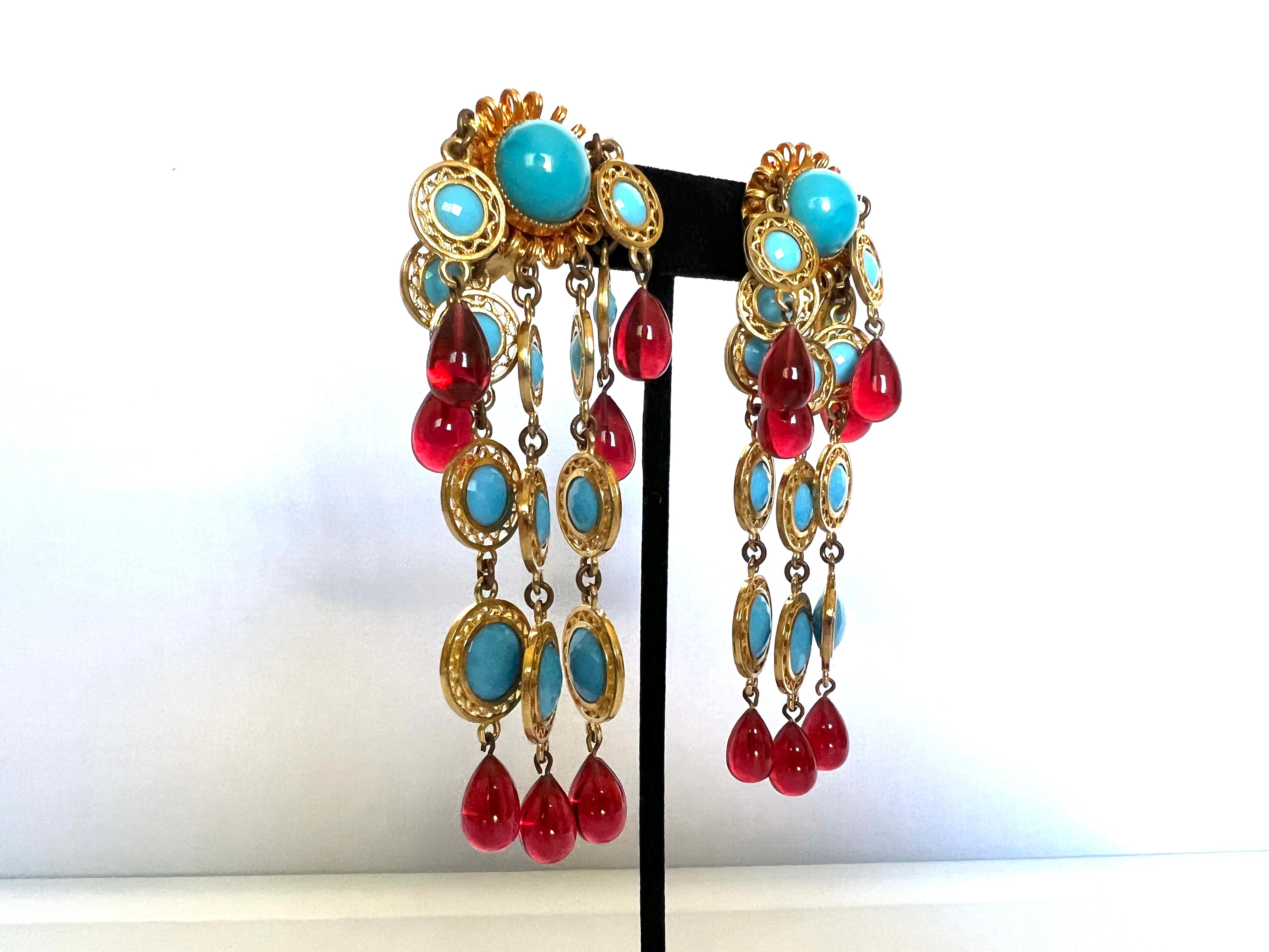 Perle Boucles d'oreilles lustre vintage en faux rubis et turquoise de William de Lillo  en vente