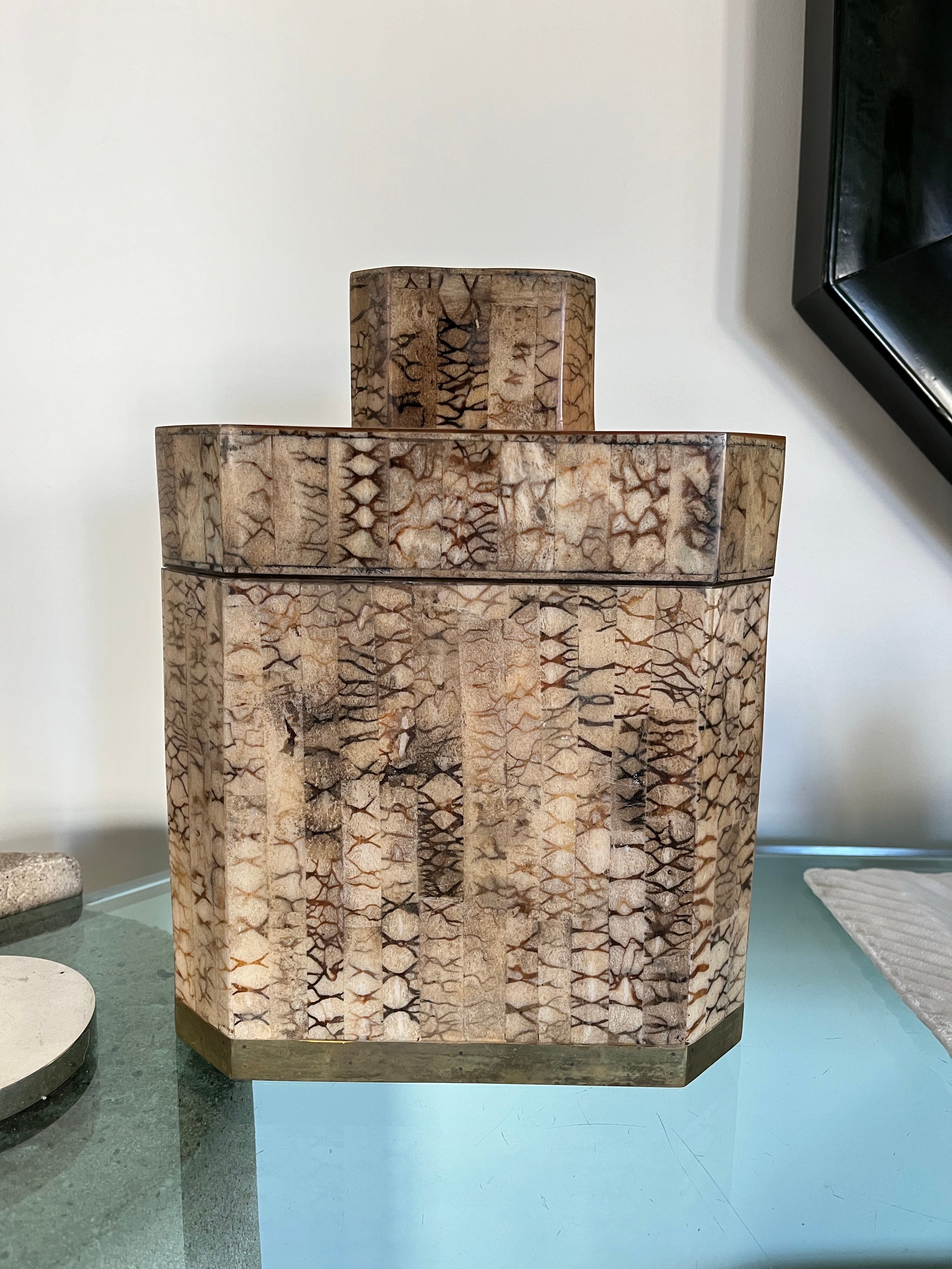 Magnifique boîte octogonale en laque tessellée avec bandeau en laiton. Design/One unique en faux galuchat. Dans le style de Karl Springer. Boîte intérieure doublée de feutre et fond en feutre. Une attention particulière a été portée aux détails et