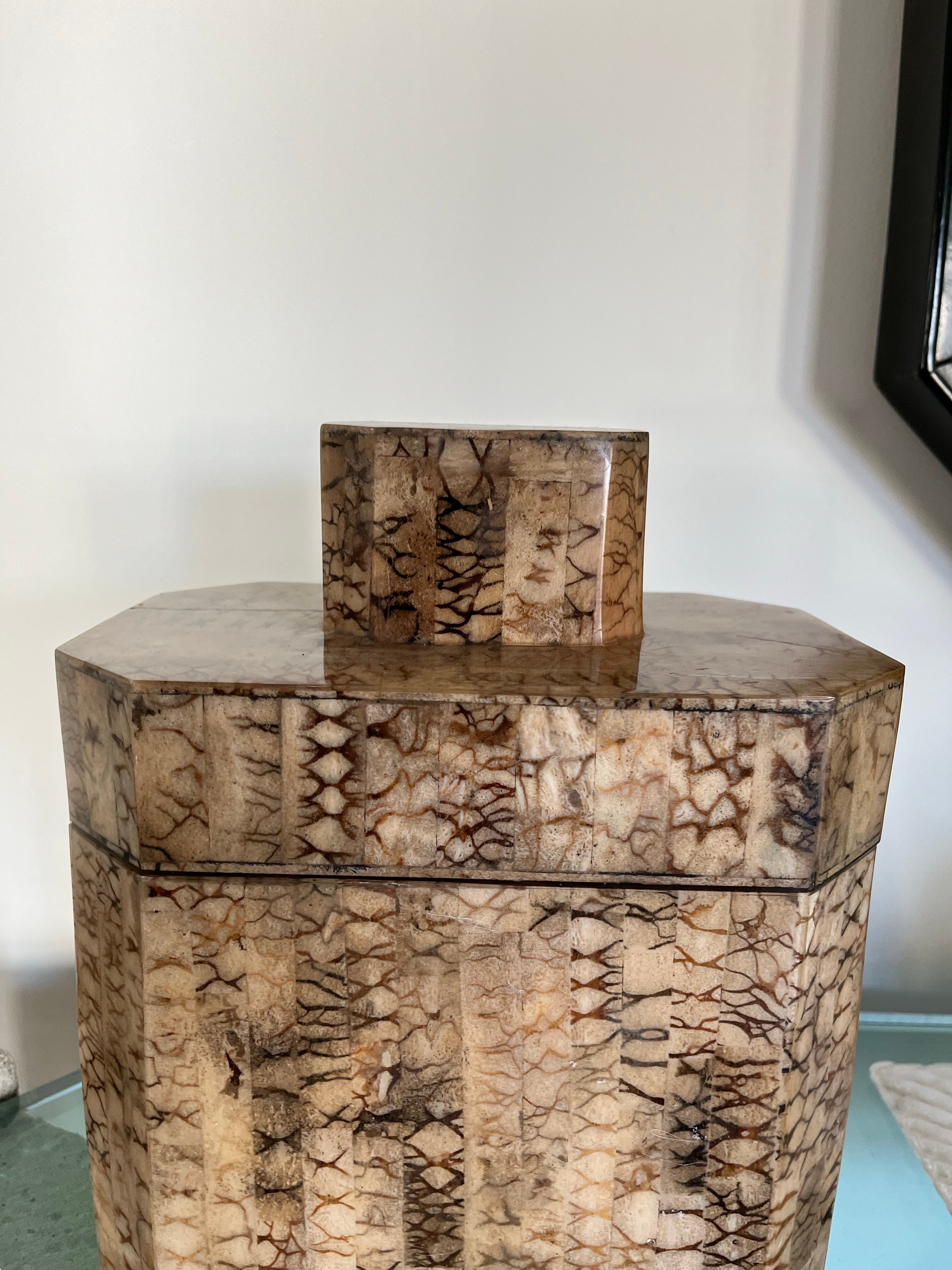 Mid-Century Modern Boîte octogonale laquée en faux galuchat tessellée style Karl Springer en vente