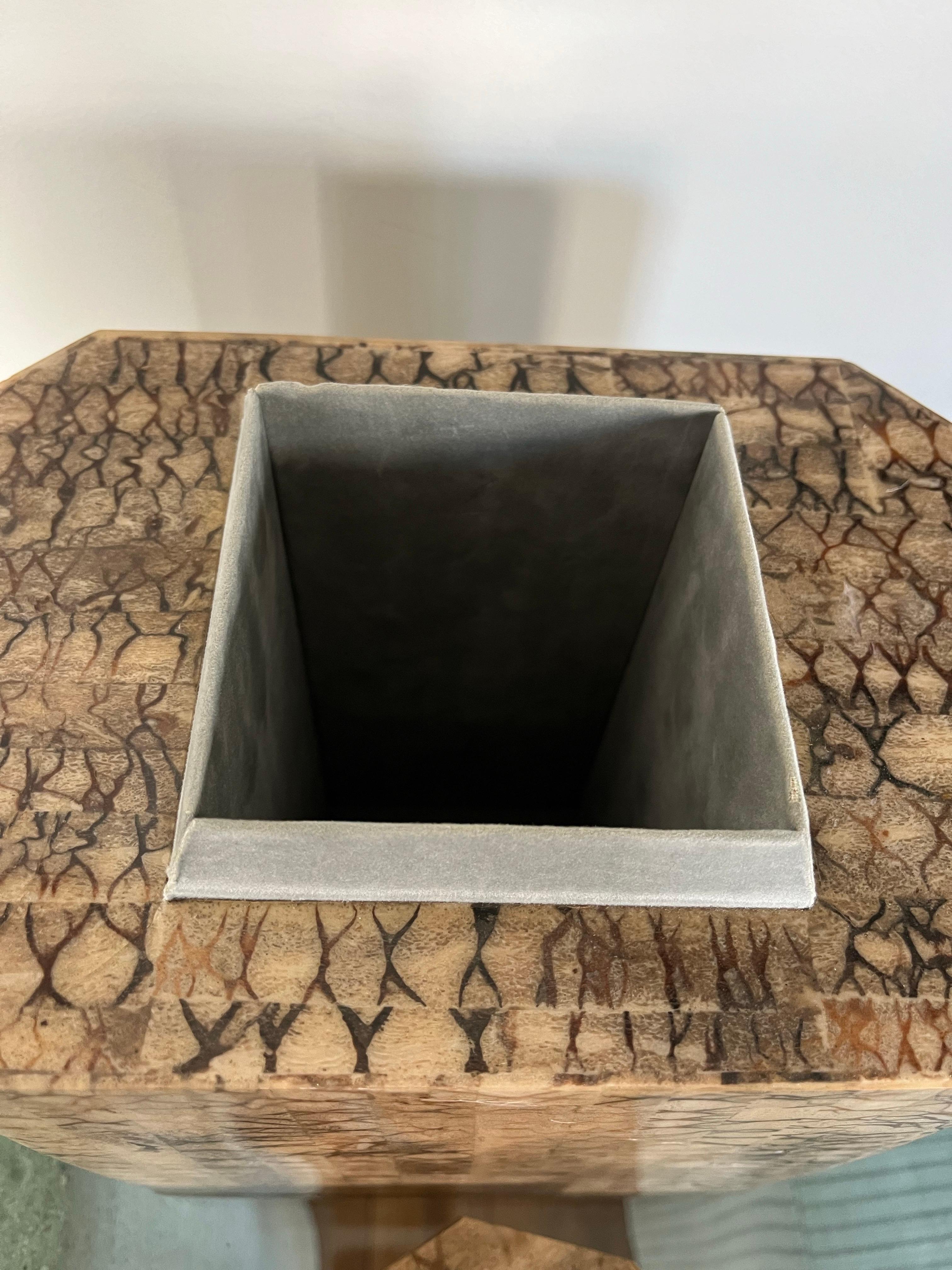 20ième siècle Boîte octogonale laquée en faux galuchat tessellée style Karl Springer en vente