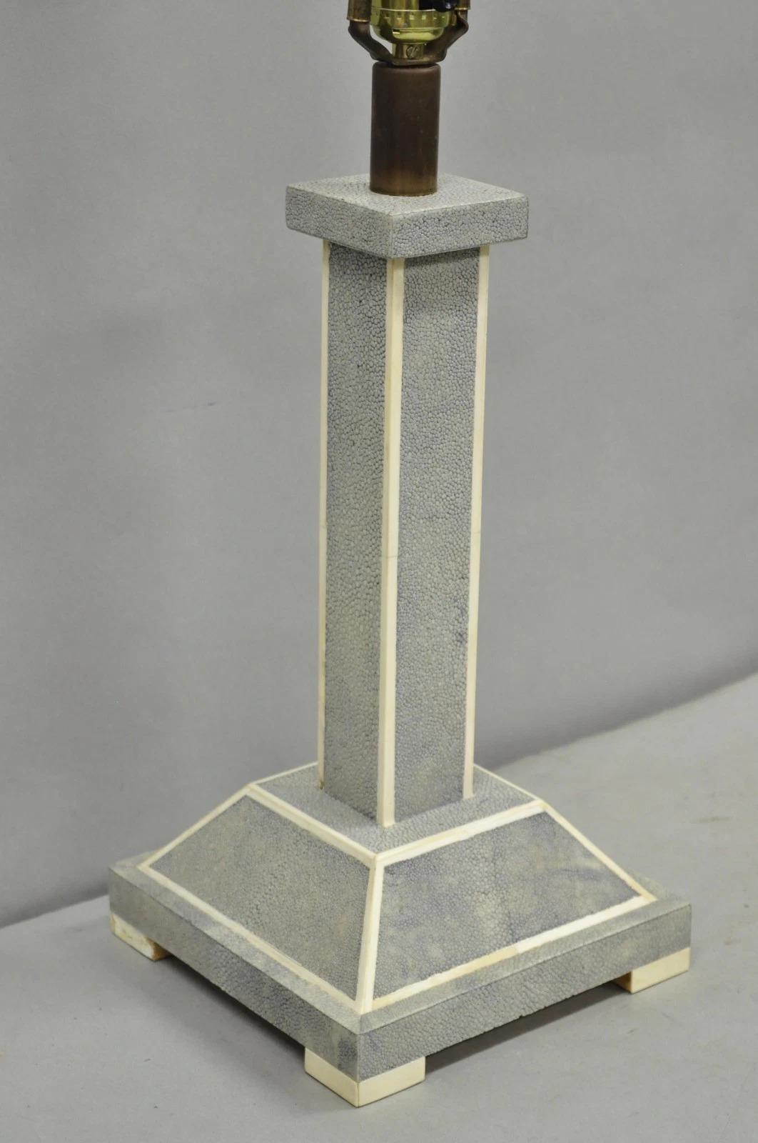 Lampada da tavolo d'epoca in finto zigrino con colonna in pelle di squalo grigio in stile Art Decor in vendita 4