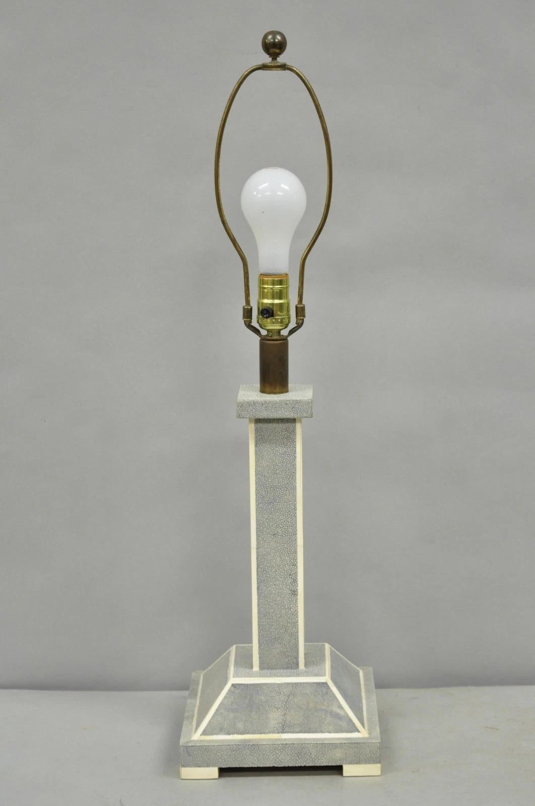 Lampada da tavolo d'epoca in finto zigrino con colonna in pelle di squalo grigio in stile Art Decor in vendita 5