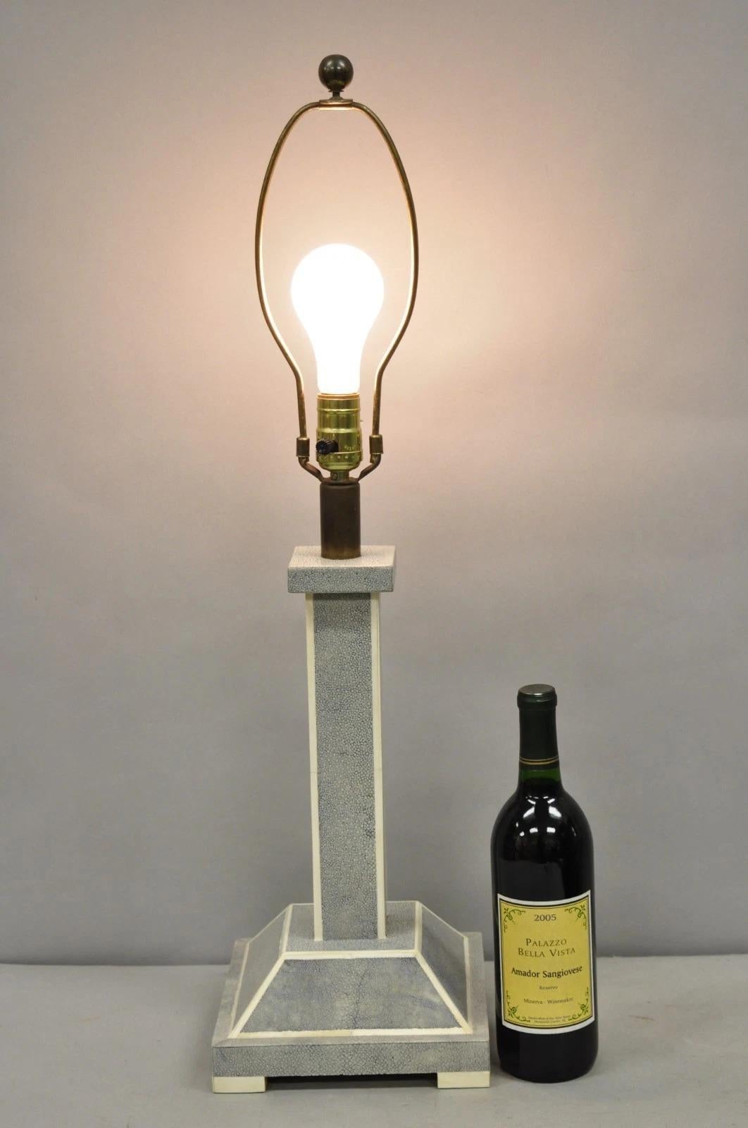 Lampada da tavolo High Style Deco di alta qualità in finto zigrino d'epoca con colonna in pelle di squalo grigia e angoli intarsiati. Circa alla fine del XX secolo. Misure: 30